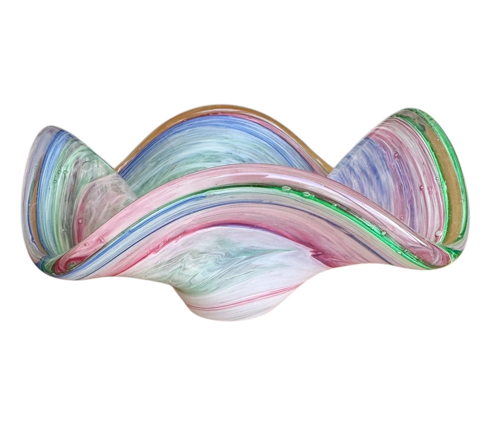 Un bol en verre soufflé à la main de Murano dans de magnifiques tons pastel de rose, vert, bleu et blanc. Italie, vers les années 1970.