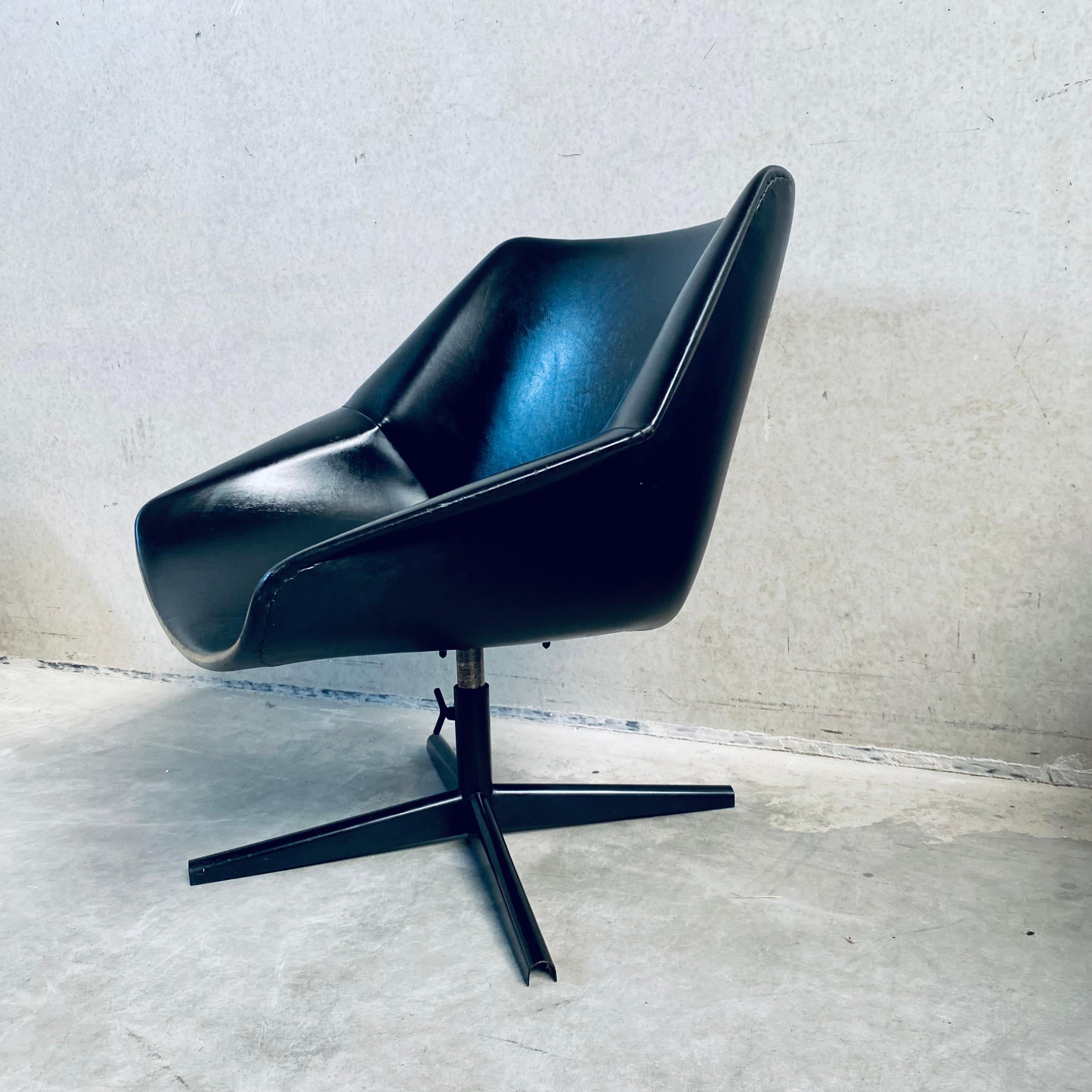 Experience timeless sophistication with the iconic Mid-Century Pastoe FM08 Swiffle chair, a masterpiece of design by Cees Braakman dating back to 1959. Crafted by the visionary designer for Pastoe, this FM08 swivel chair seamlessly blends form and