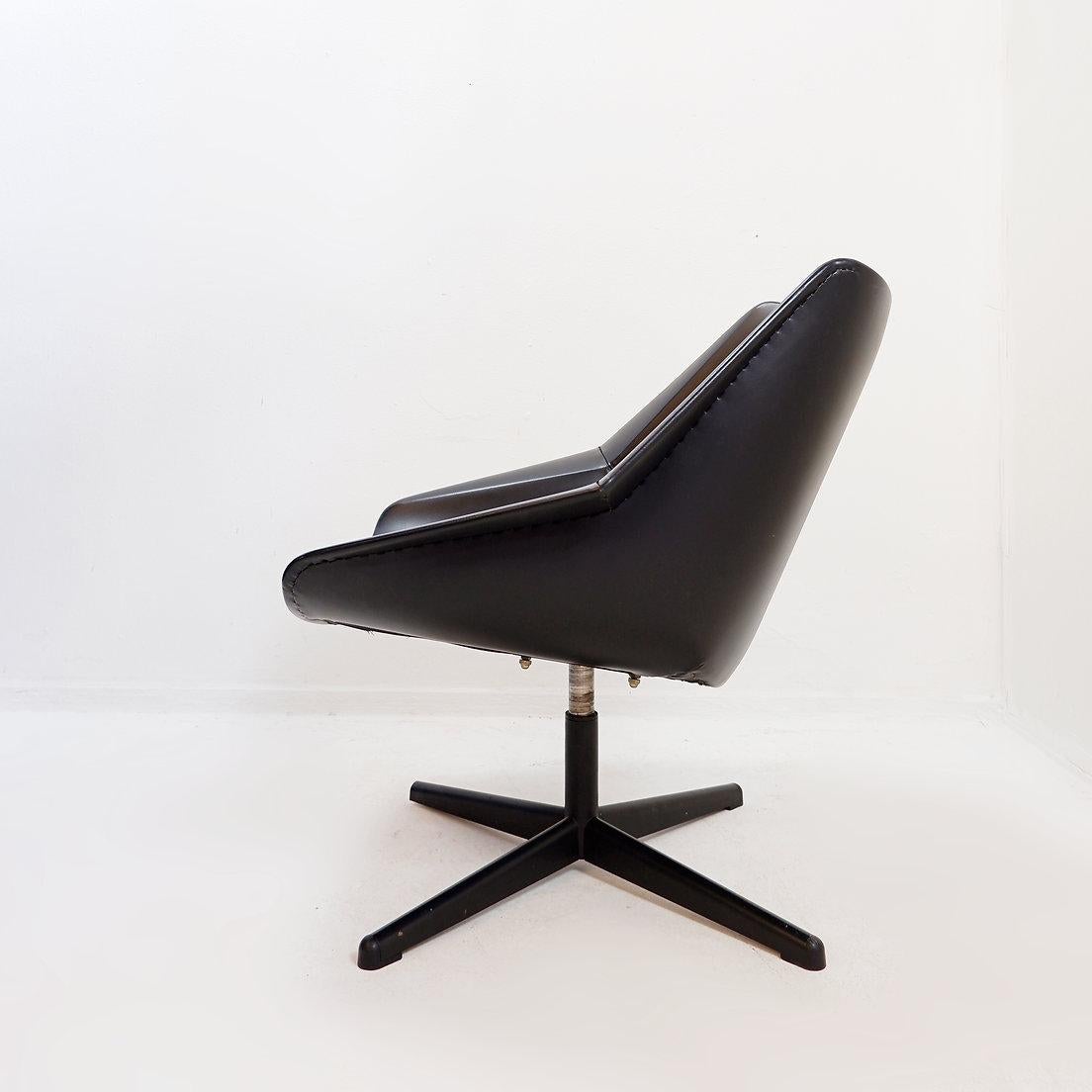 Modern - Gestaltung - Pastö
Erleben Sie zeitlose Raffinesse mit dem kultigen Mid-Century-Stuhl Pastoe FM08 Swiffle, einem Meisterwerk des Designs von Cees Braakman aus dem Jahr 1959. Der von dem visionären Designer für Pastoe entworfene