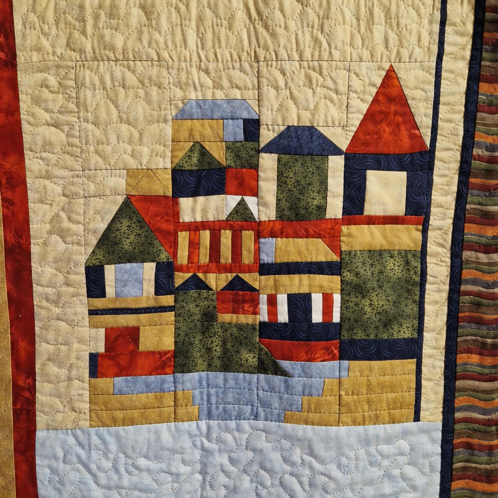 Abstrakter kubistischer gesteppter Wandbehang. Hergestellt aus einem Stoff, der eine Stadt darstellt, die von Wellen und anderen bunten Strukturen umgeben ist. 
Der Stil kann als die niederländische Kunst-, Design- und Architekturbewegung 