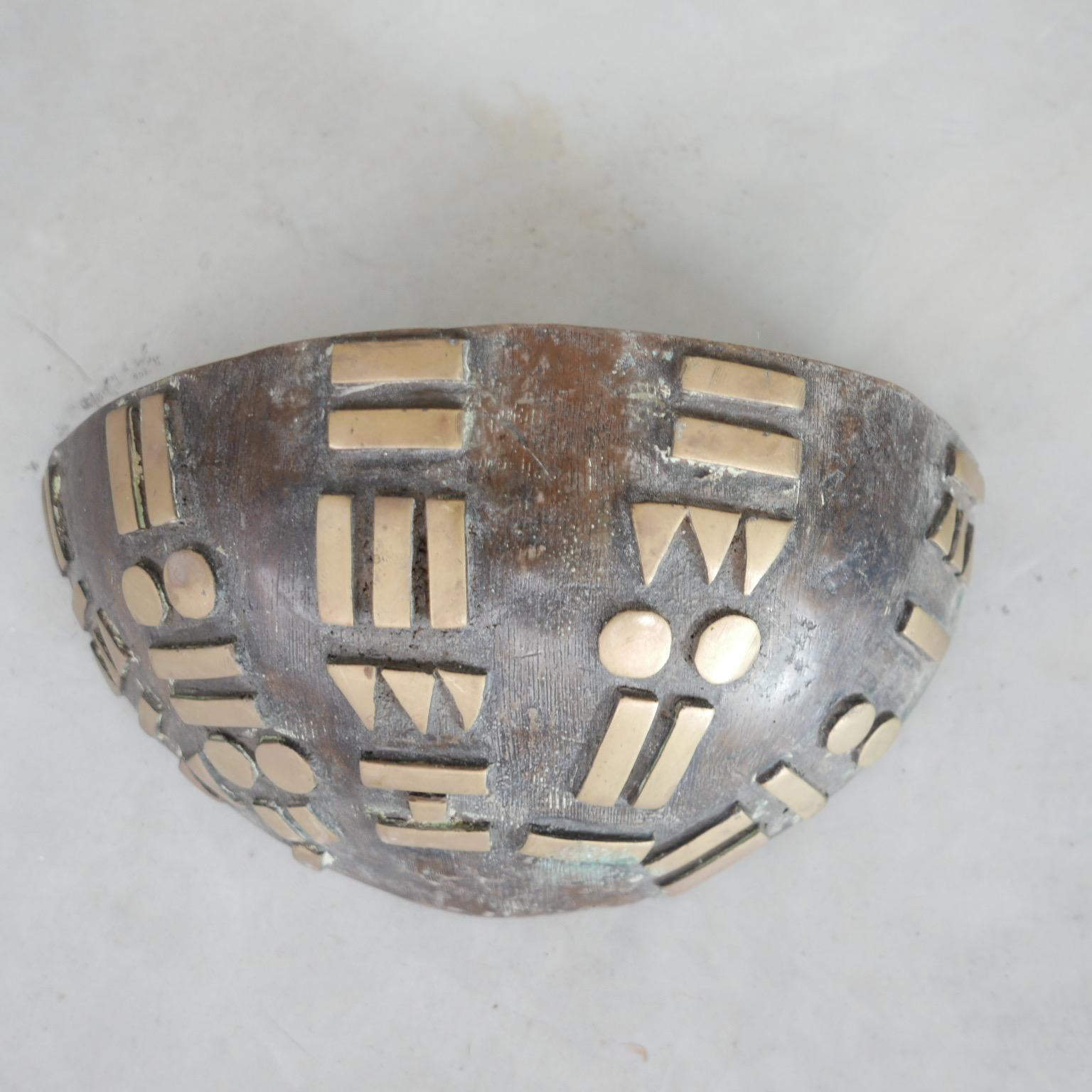 A very good quality mid-century wall light. 

Likely patinated brass but possibly bronze given it's weight. 

France, c1960s. 

Since re-wired and PAT tested. 

Location: Belgium Gallery. 

Dimensions: 33 W x 11 D x 15 H in