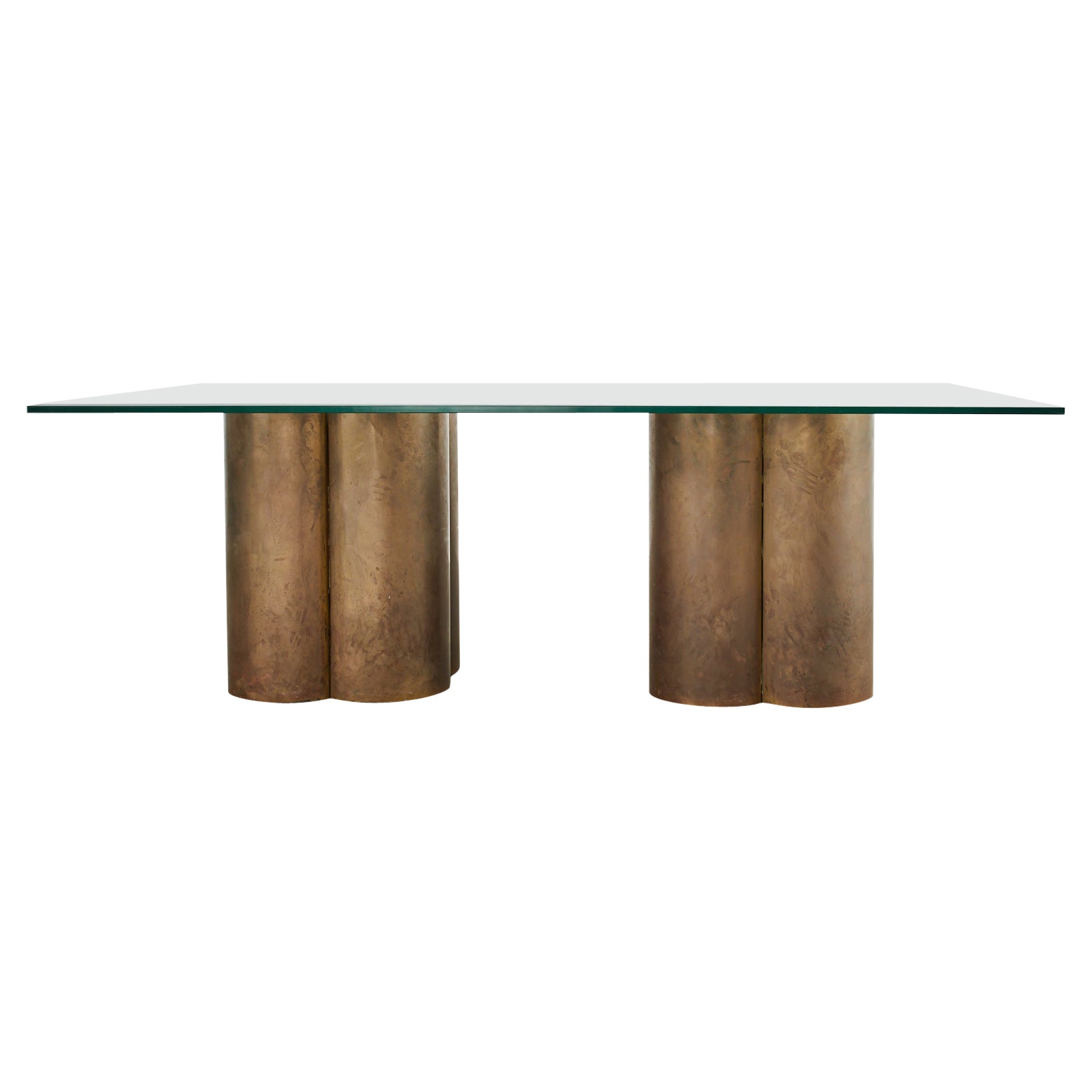Mesa de comedor de pedestal cuatrifoliar de latón patinado de mediados de siglo en venta