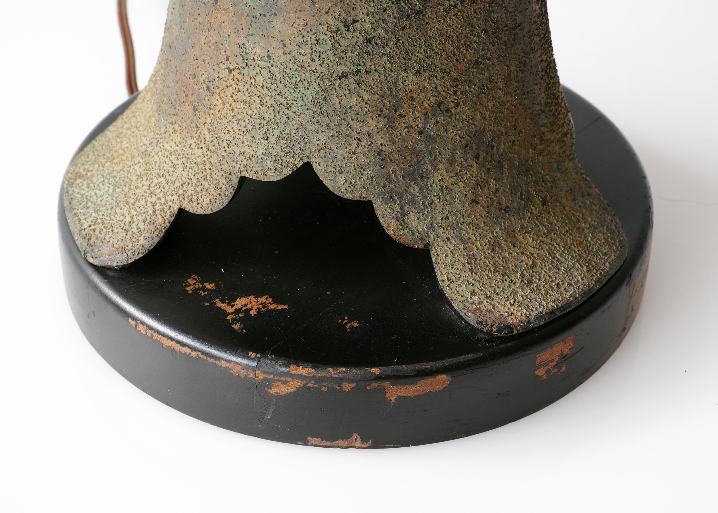 Lámpara balaustre de chinoiserie en metal patinado de mediados de siglo en venta 3