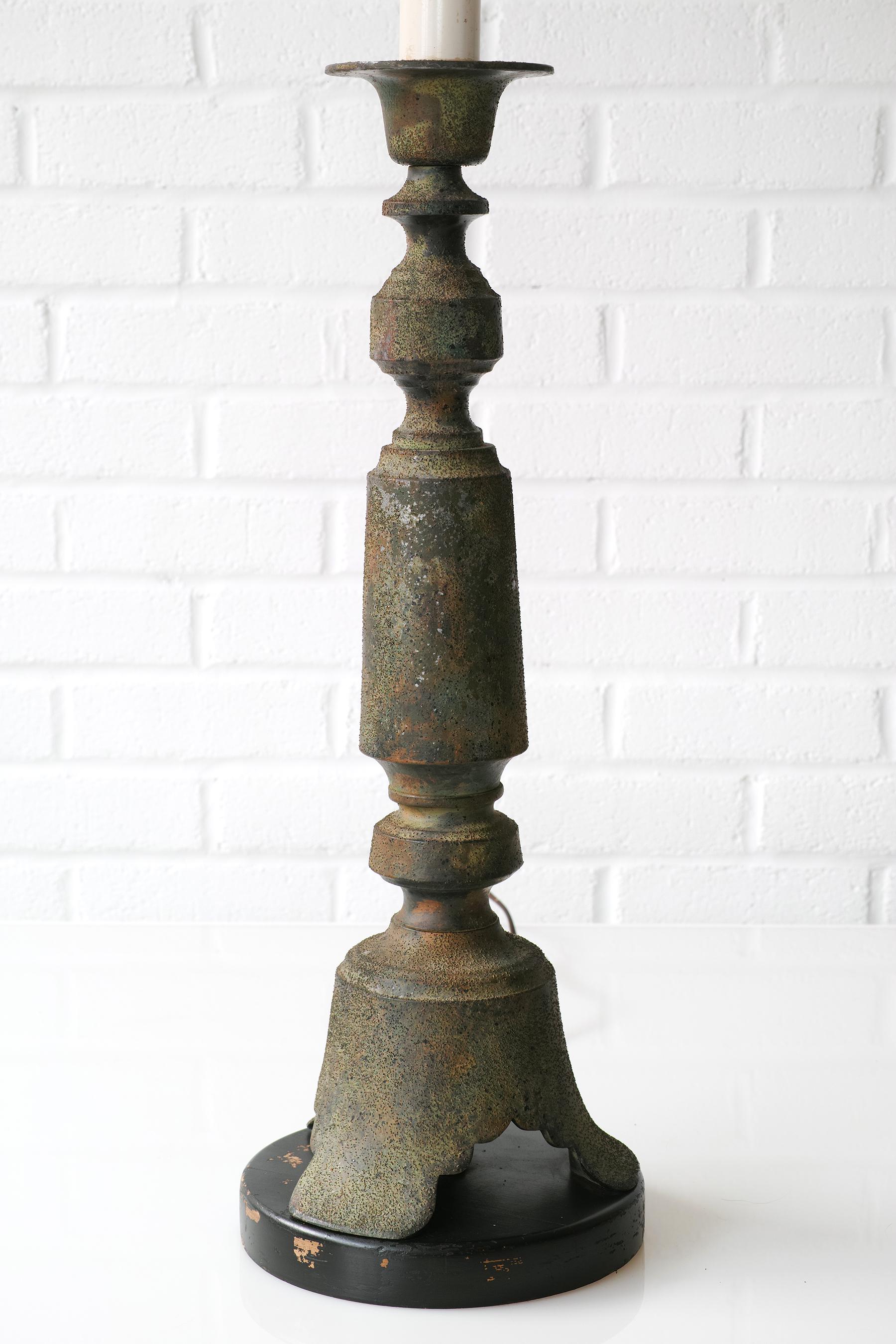 Lámpara balaustre de chinoiserie en metal patinado de mediados de siglo Chinoiserie en venta