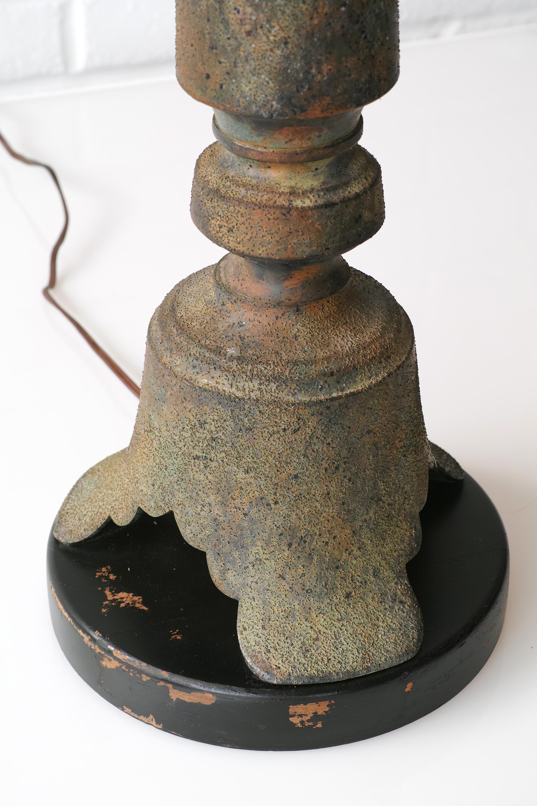 Lámpara balaustre de chinoiserie en metal patinado de mediados de siglo Estadounidense en venta