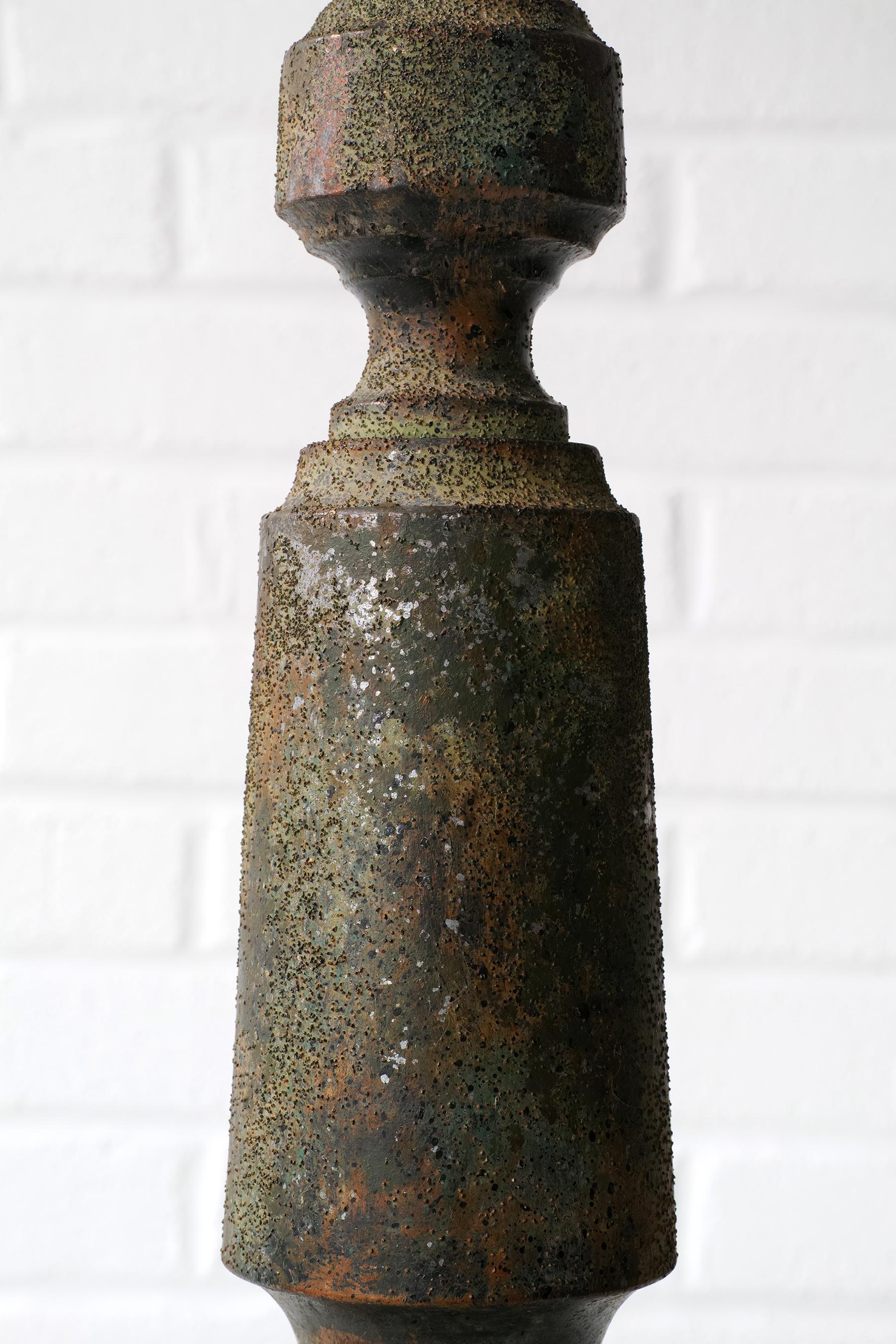 Lámpara balaustre de chinoiserie en metal patinado de mediados de siglo en Bueno estado para la venta en Brooklyn, NY