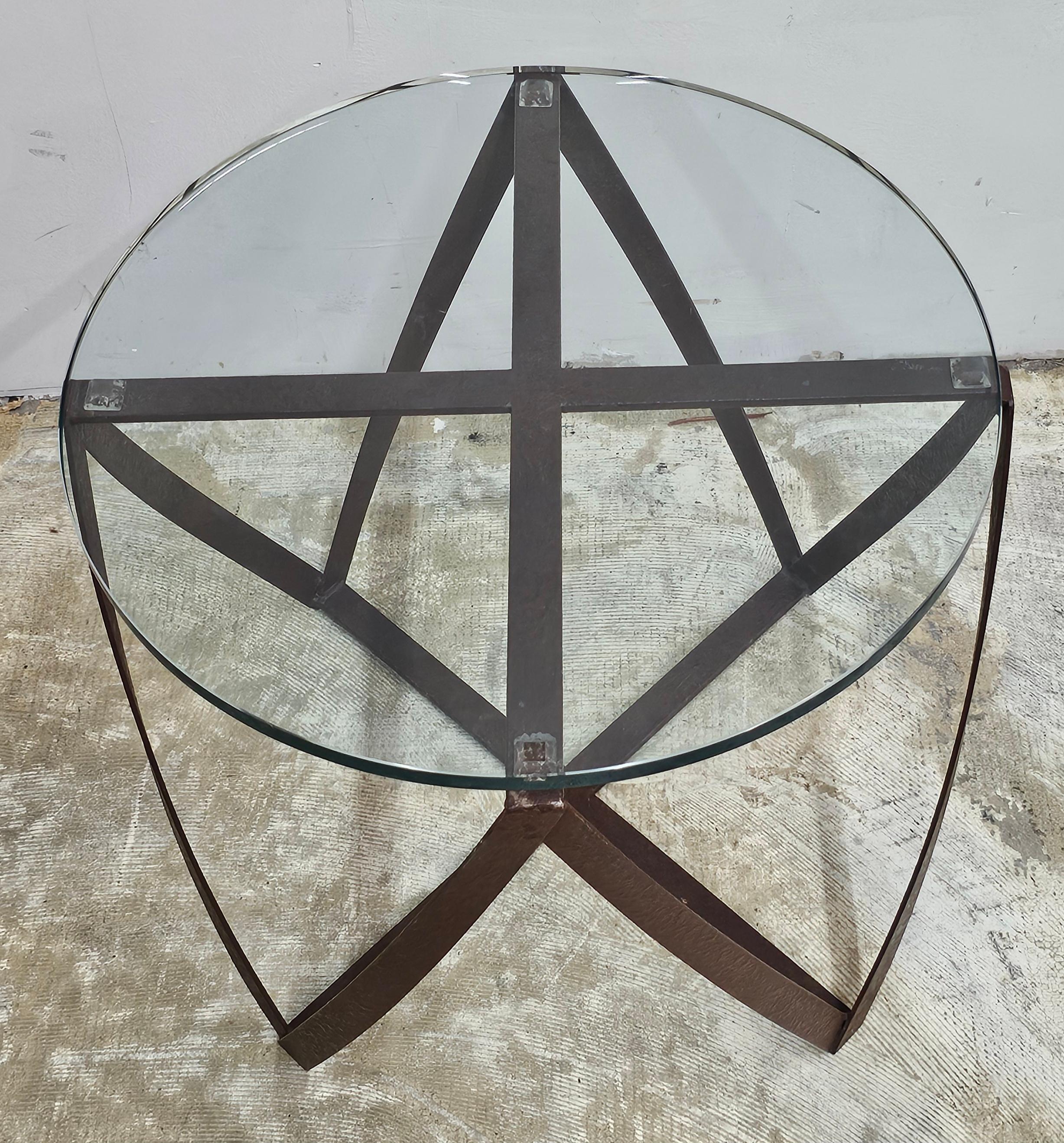 Table d'appoint en métal patiné du milieu du siècle avec base en forme de tambour et plateau en verre
Mesure 19