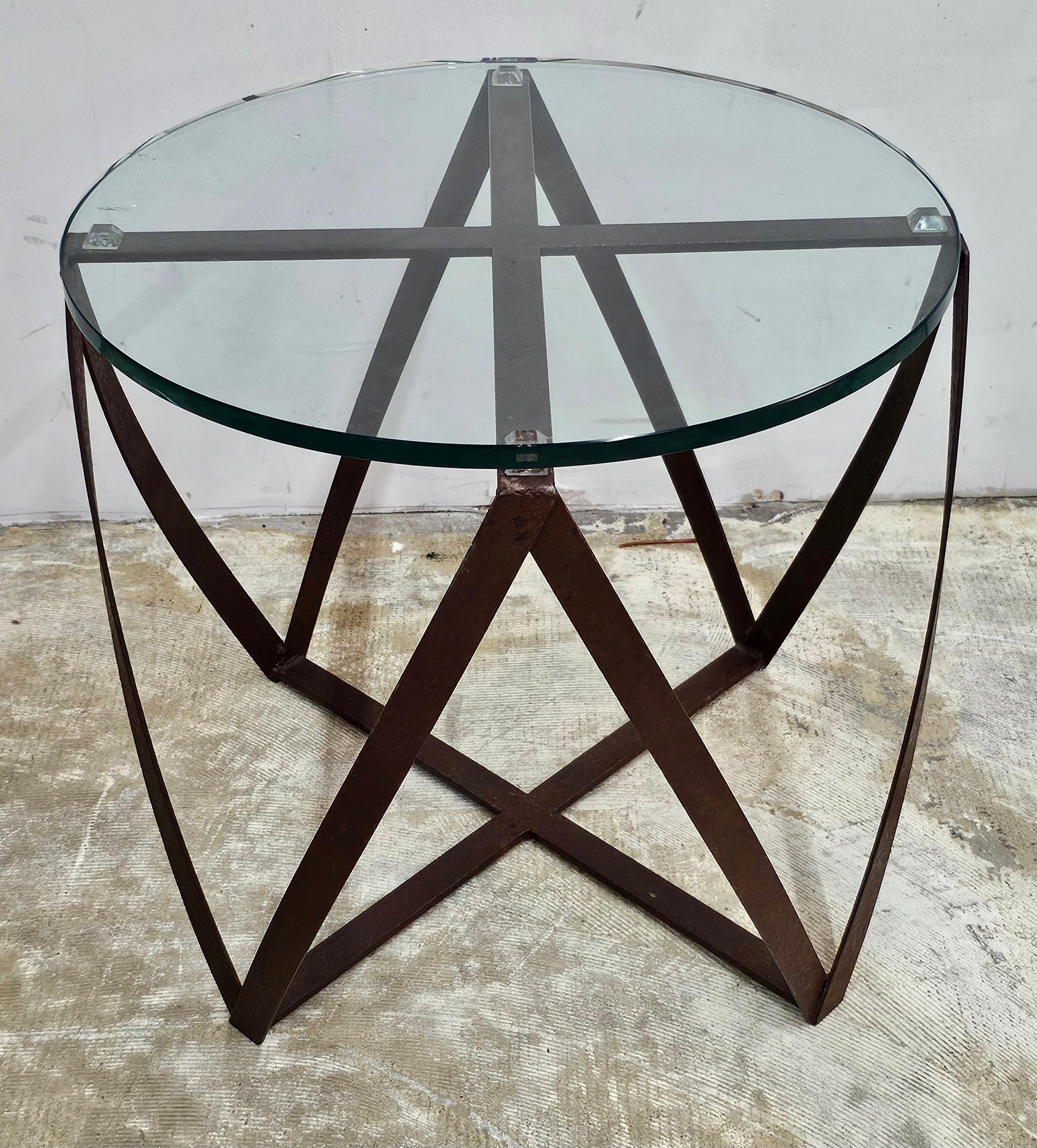 Néoclassique Table d'appoint mi-siècle en métal patiné en forme de tambour et plateau en verre en vente