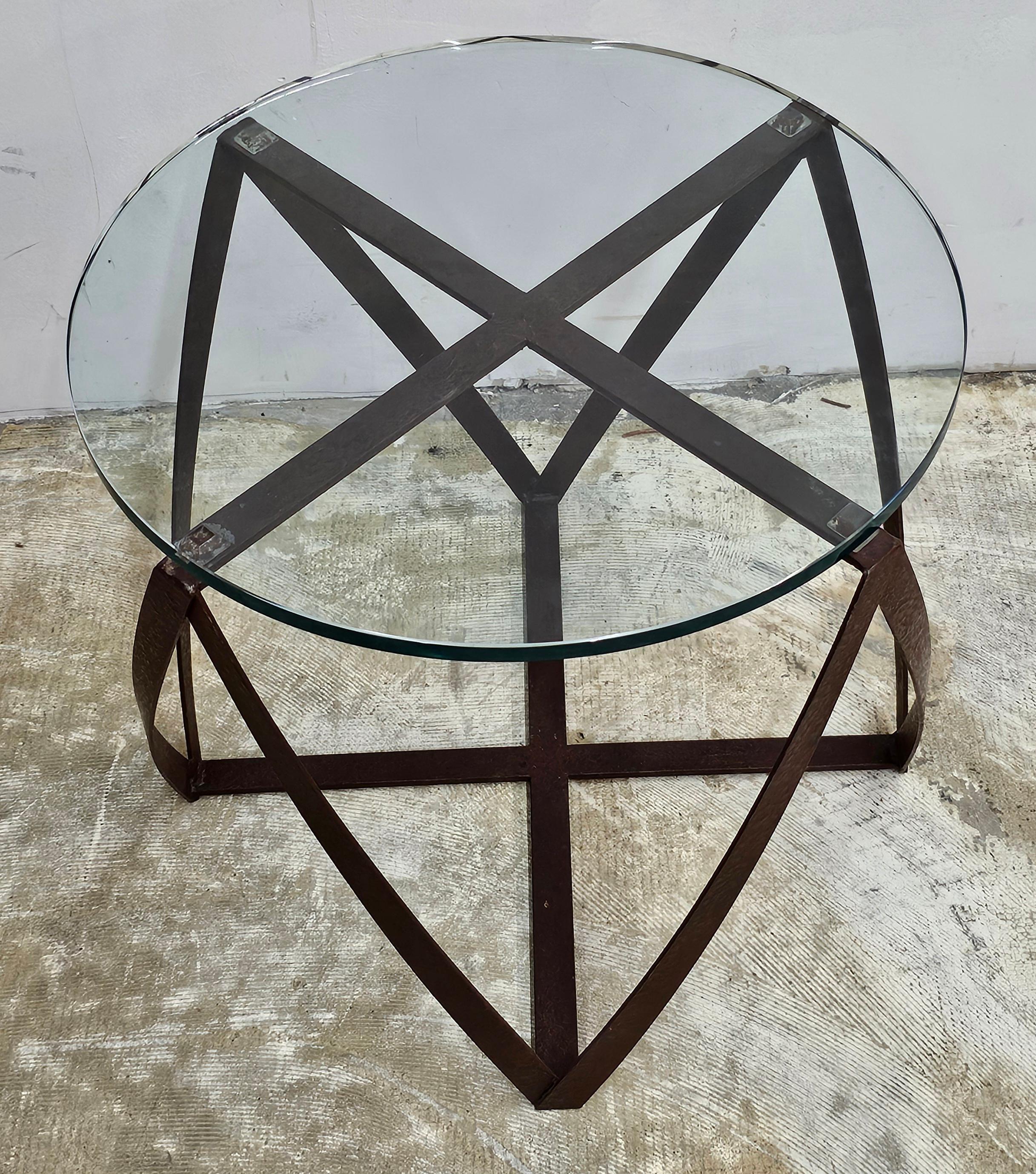 Américain Table d'appoint mi-siècle en métal patiné en forme de tambour et plateau en verre en vente
