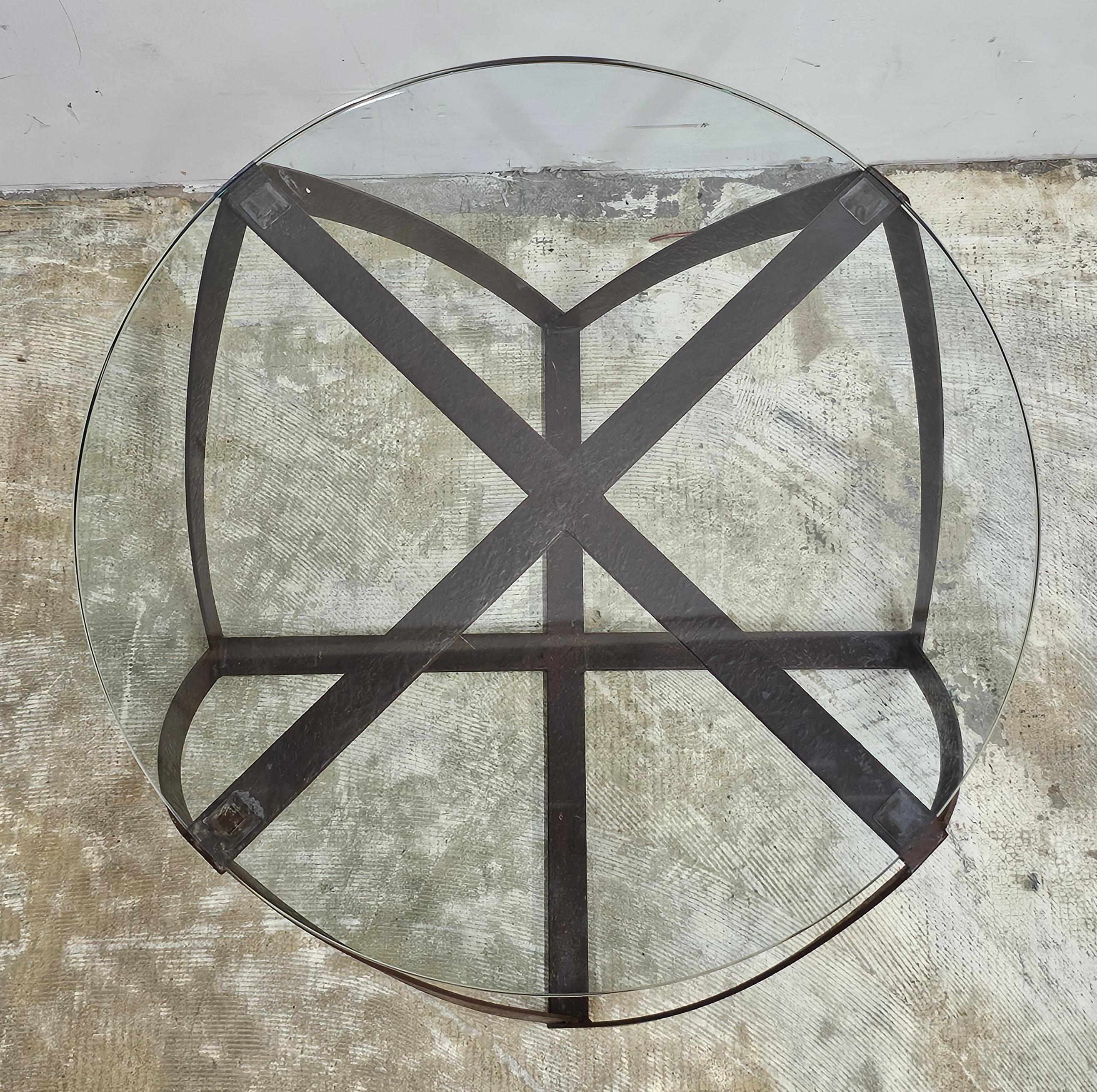 Sculpté Table d'appoint mi-siècle en métal patiné en forme de tambour et plateau en verre en vente