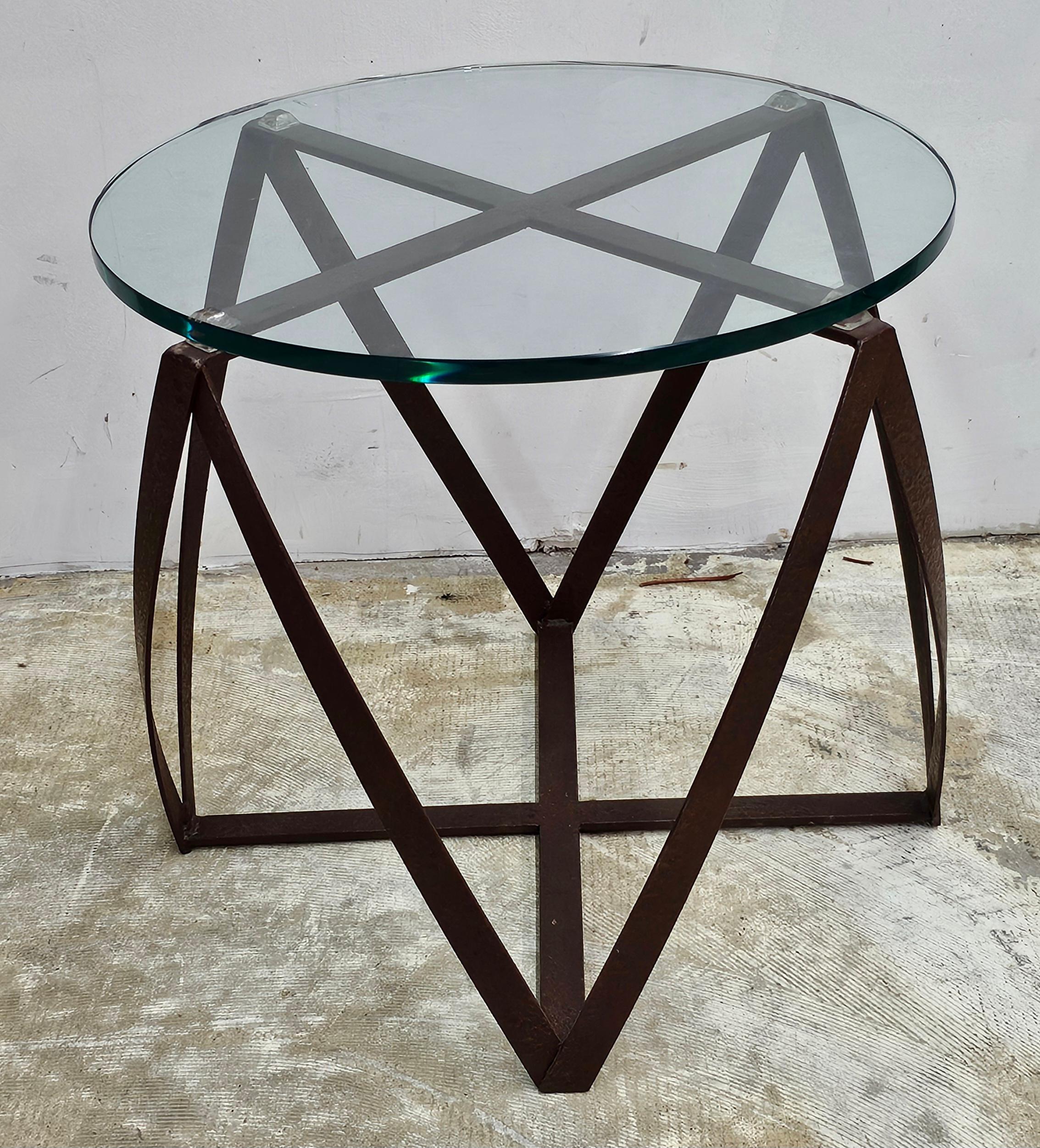 Table d'appoint mi-siècle en métal patiné en forme de tambour et plateau en verre Bon état - En vente à Germantown, MD