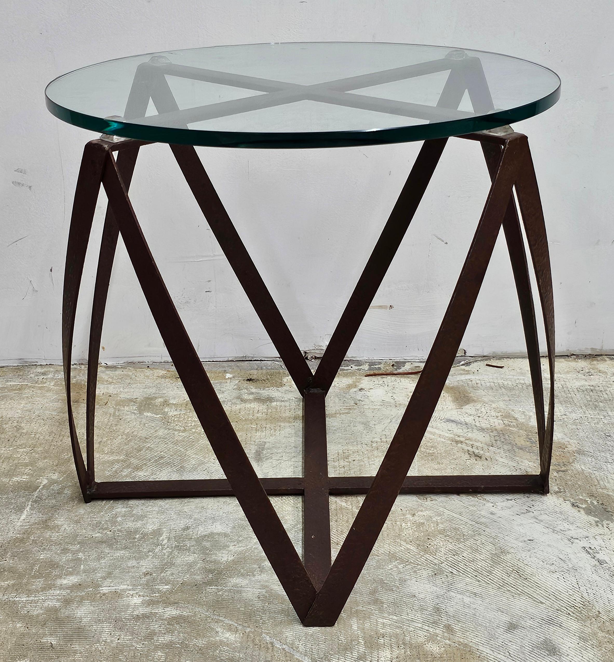 20ième siècle Table d'appoint mi-siècle en métal patiné en forme de tambour et plateau en verre en vente