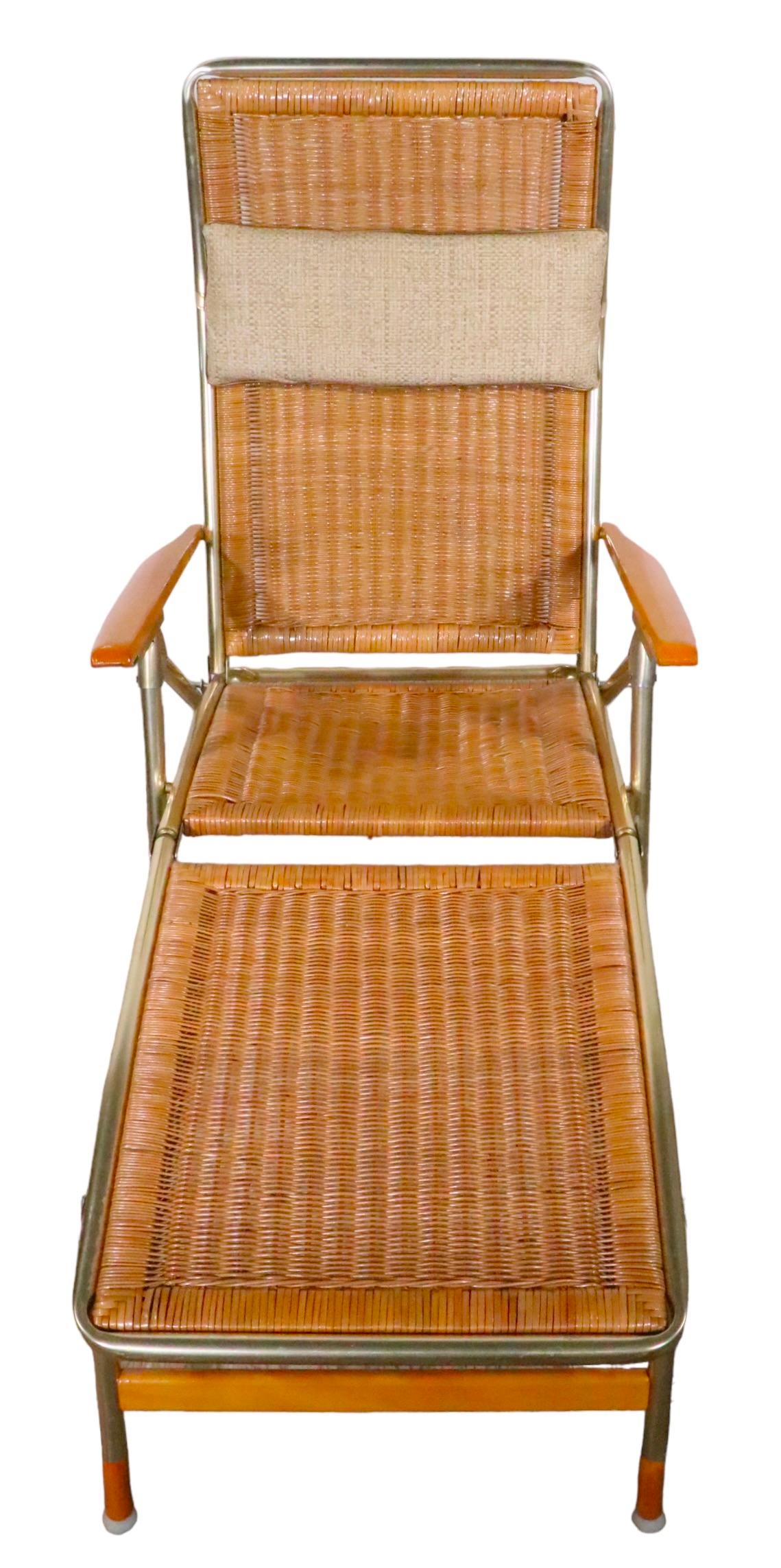Mid Century Patio Poolside Folding Chaise Lounge by Telescope Chair Company  In Good Condition For Sale In New York, NY