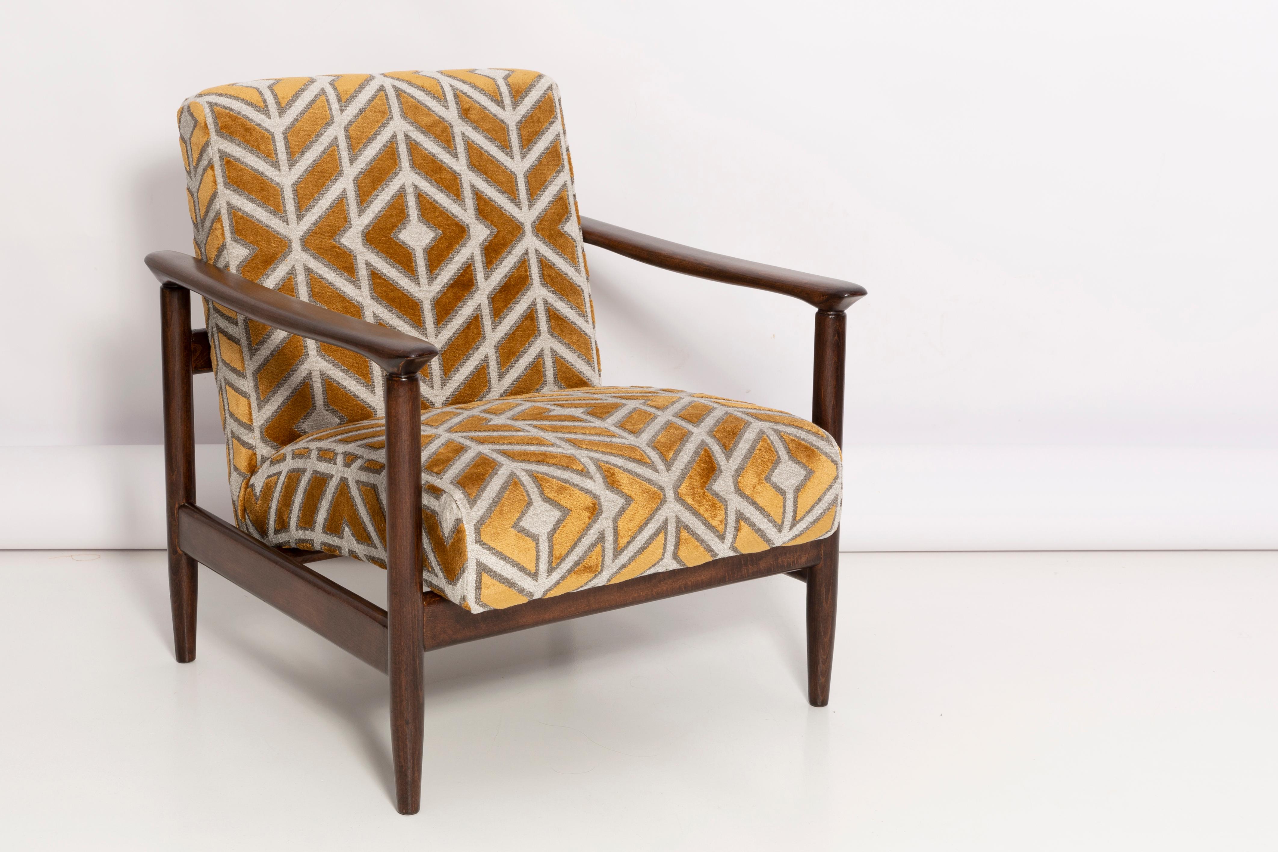 Ein schöner Sessel GFM-142 aus der Mitte des Jahrhunderts, entworfen von Edmund Homa. Der Sessel wurde in den 1960er Jahren in der Möbelfabrik Gosciecinska hergestellt. Hergestellt aus massivem Buchenholz. 

Der Sessel GFM-142 gilt als einer der