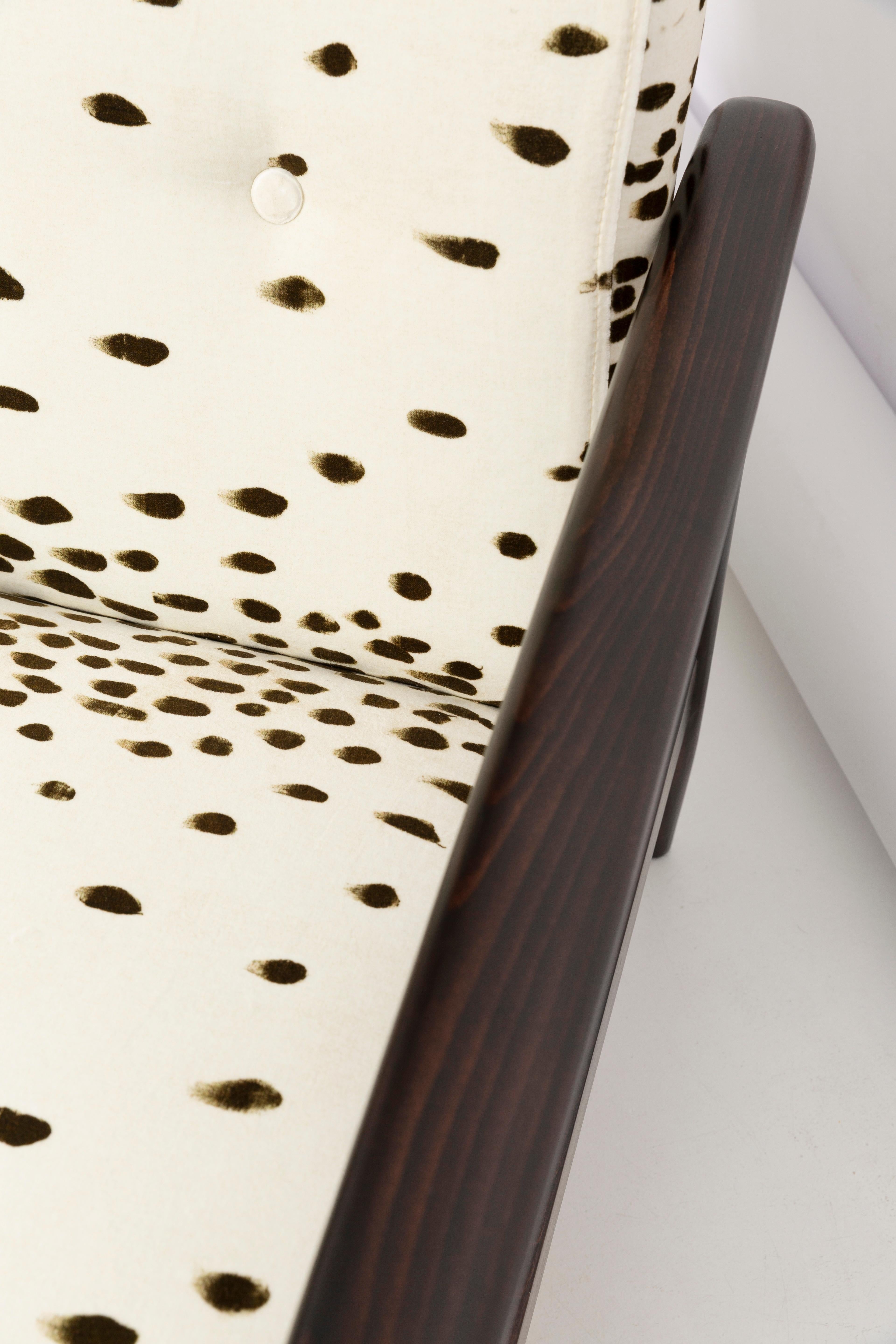 Polonais Fauteuil Dalmatian en velours à motifs du milieu du siècle dernier, d'Edmund Homa, Europe, années 1960 en vente