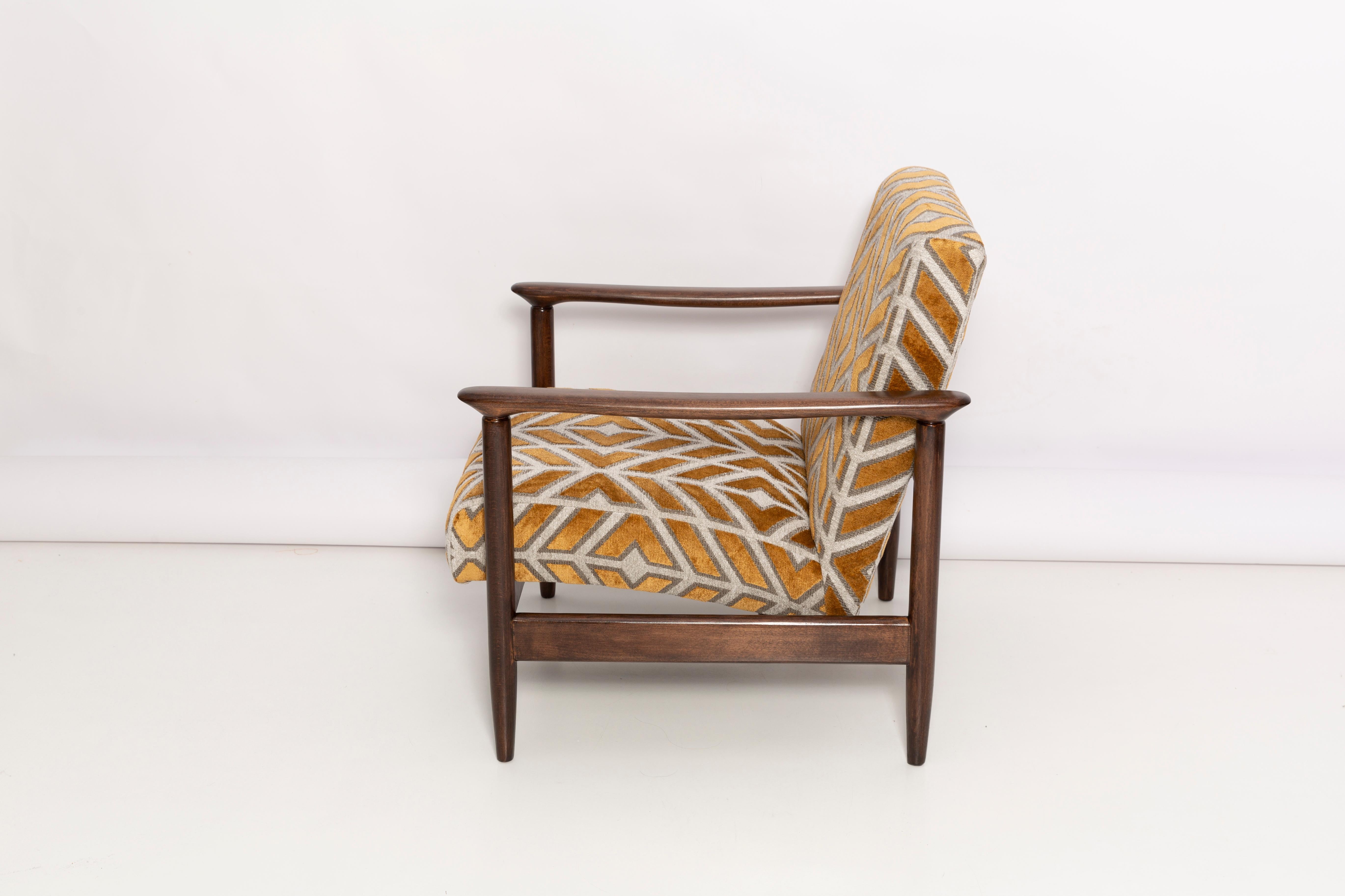 Fatto a mano Poltrona in velluto senape, modello Mid Century, di Edmund Homa, Europa, anni '60. in vendita