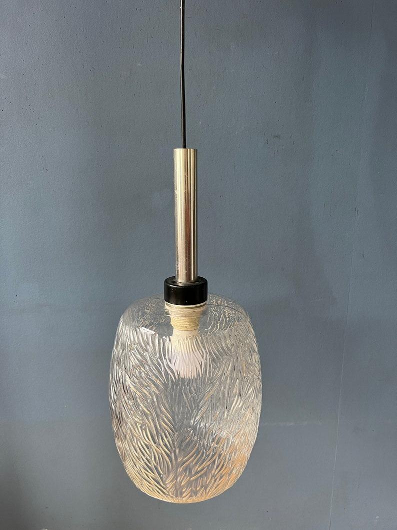 Lampada a sospensione di metà secolo in vetro trasparente con motivo a foglia. Il vetro a motivi frattura la luce, diffondendola in modo meraviglioso. La lampada richiede una lampadina E27/26.

Informazioni aggiuntive:
Materiali: Vetro,