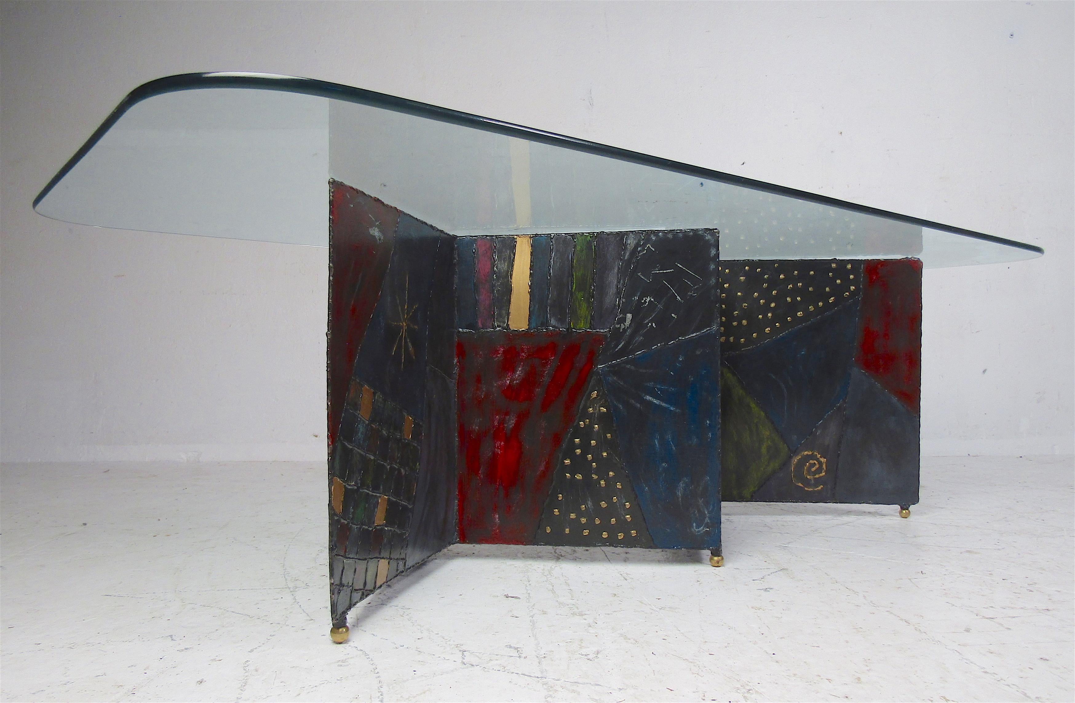 A stunning vintage modern Paul Evans coffee table with a welded metal zig-zag base and a glass top. The unusual designs and colors on the base add to the allure. The perfect addition to any home, business, or office. Please confirm item location (NY