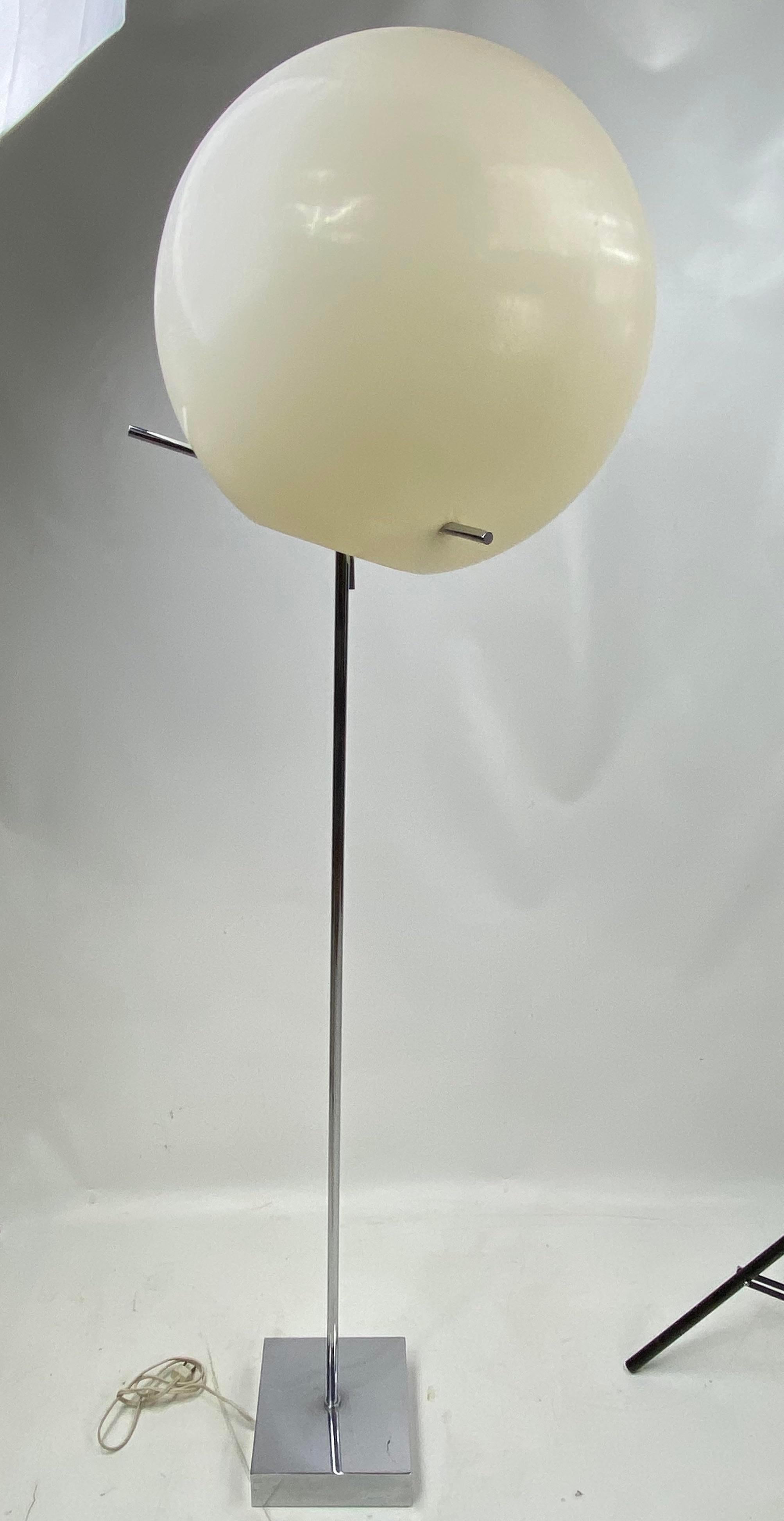Midcentury-Stehlampe aus Chrom mit Globe-Schirm, Paul Mayen für Habitat (amerikanisch) im Angebot