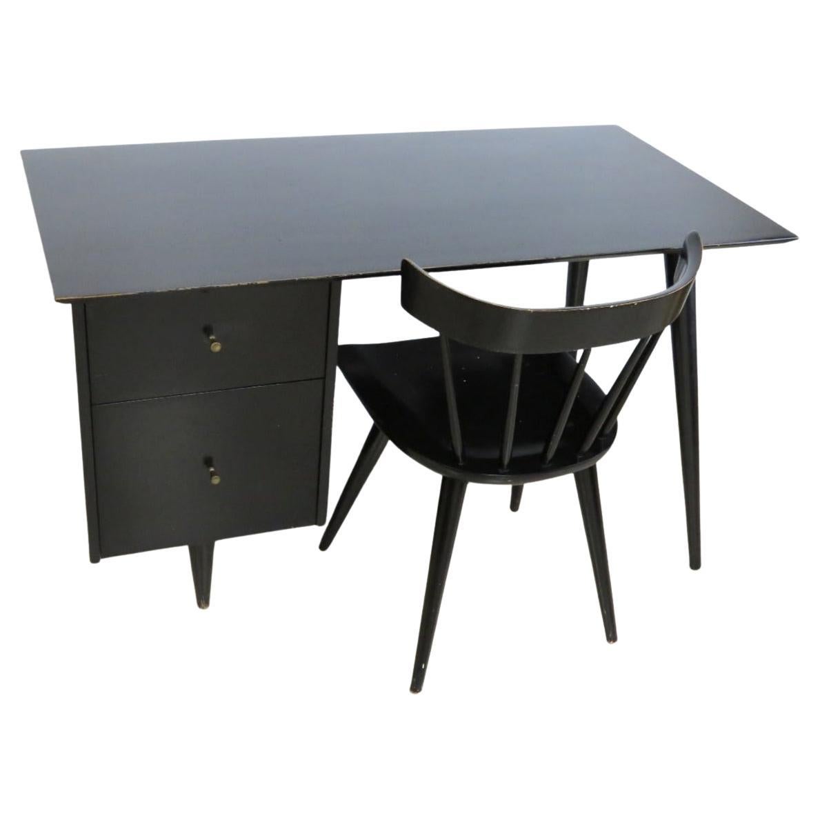 Bellissima scrivania vintage del gruppo planner Paul McCobb #1560 a doppio cassetto con finitura originale in lacca nera su acero e pomelli in ottone. Tutto in legno d'acero massiccio. La scrivania è in ottime condizioni vintage. Scrivania dal