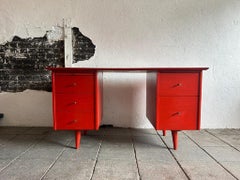 Mid-Century Paul McCobb #1561 5 Schubladen-Schreibtisch mit rot lackierter Lackierung und Messinggriffen