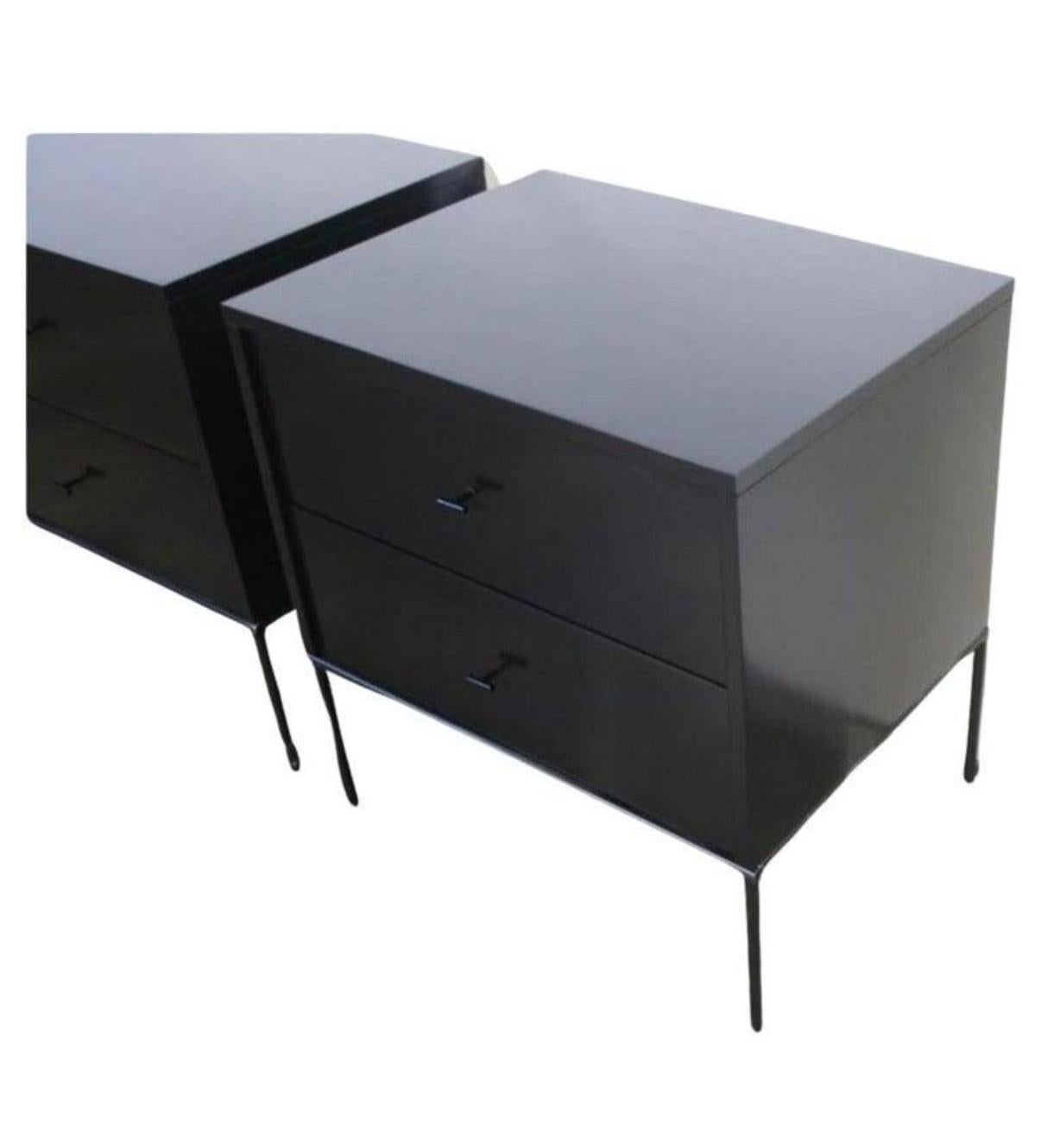 Belle paire de tables de nuit en érable #1503 des années 1950 de Paul McCobb, tables d'extrémité à double tiroir, groupe de planification. Boutons de tirage en T noir. Finition en laque noire. Paire de tables de nuit au design très moderne avec base