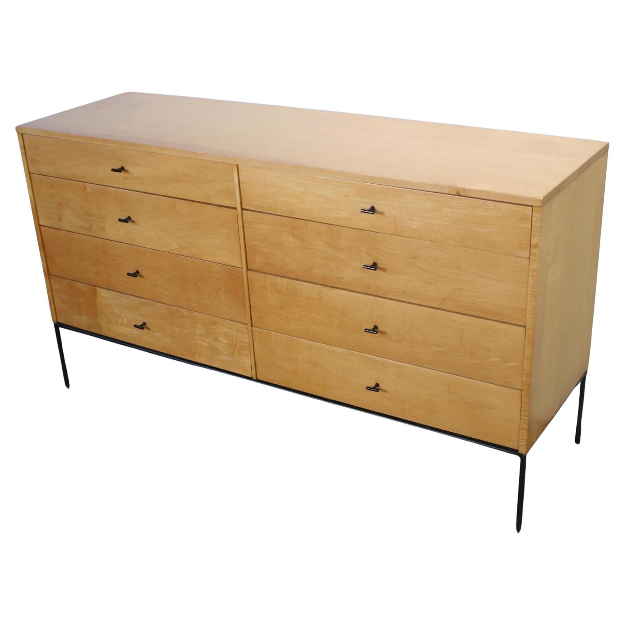 Vintage Mid century Paul McCobb 8 draperie credenza Planner Group #1507. Magnifique commode de Paul McCobb circa 1950 Planner Group, commode à 8 tiroirs en érable massif avec des poignées en T en acier noir et une base en fer noir. Label d'origine