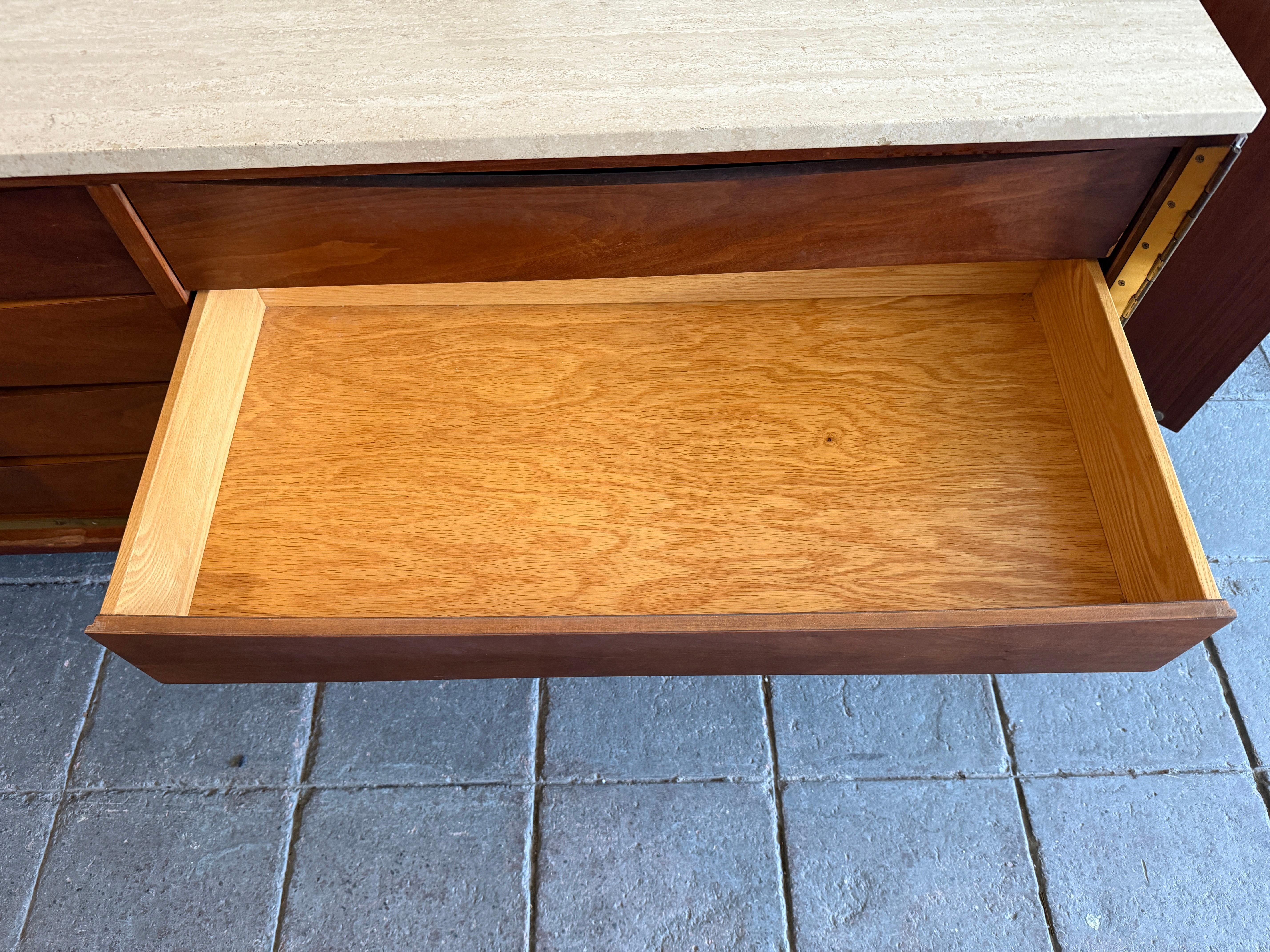 Credenza a 8 cassetti in noce travertino di Paul McCobb del metà del secolo scorso in vendita 2