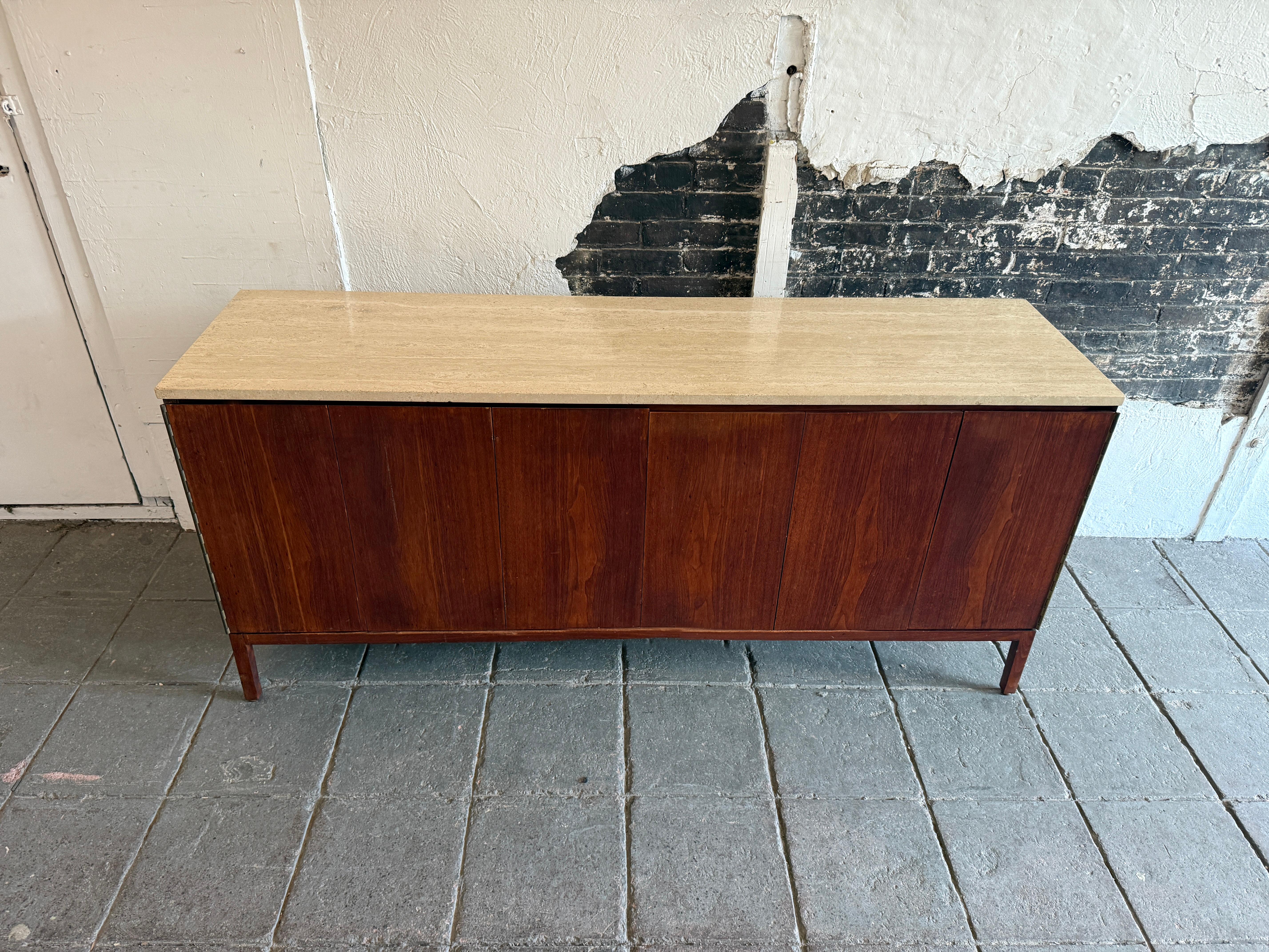 Credenza a 8 cassetti in noce del designer americano di metà secolo Paul McCobb. Finitura originale in belle condizioni d'epoca, ha ante a fisarmonica anteriori a libro in noce con magneti in buone condizioni d'epoca, tutto in noce con finitura in