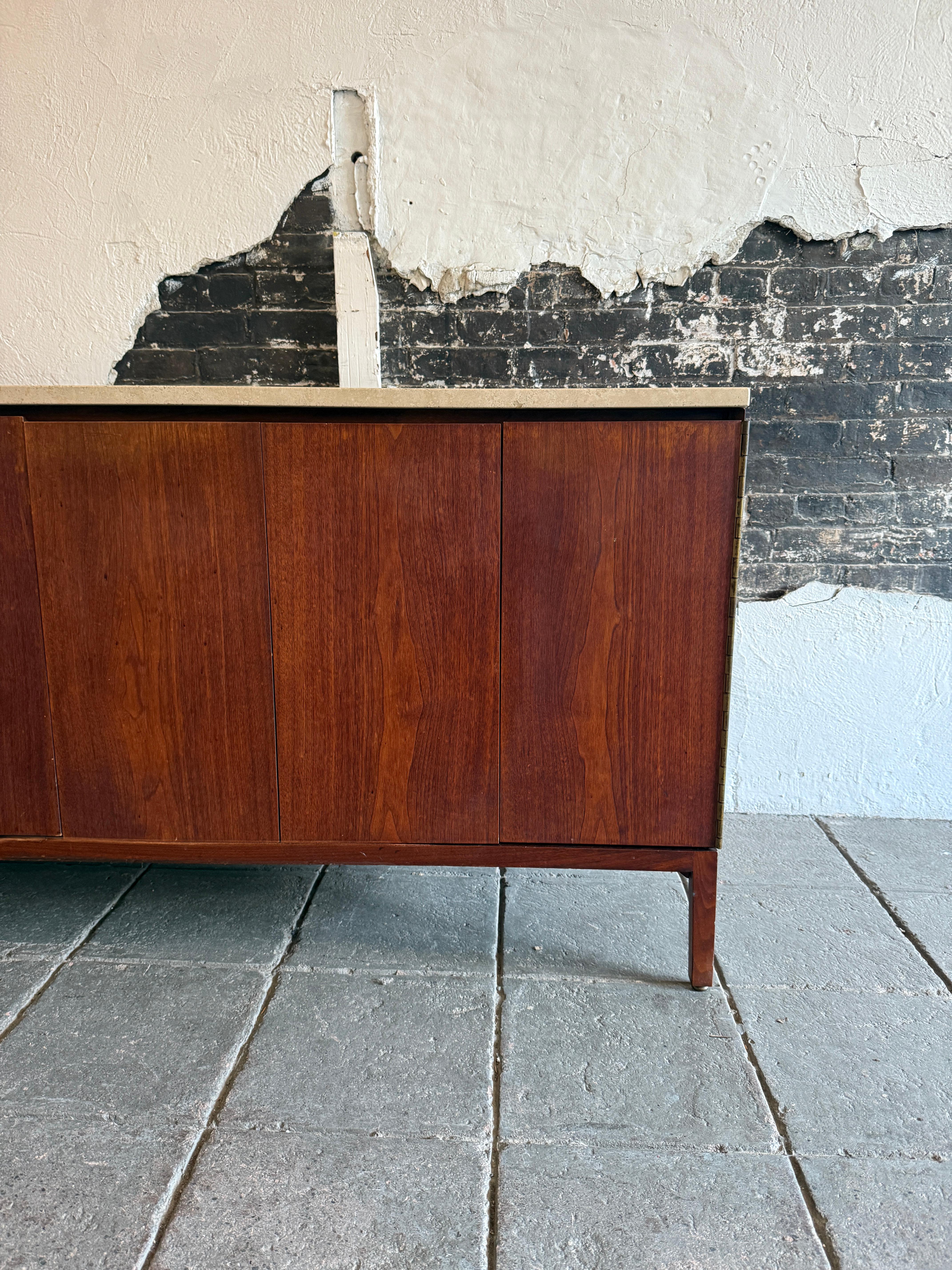Mid-Century moderno Credenza a 8 cassetti in noce travertino di Paul McCobb del metà del secolo scorso in vendita