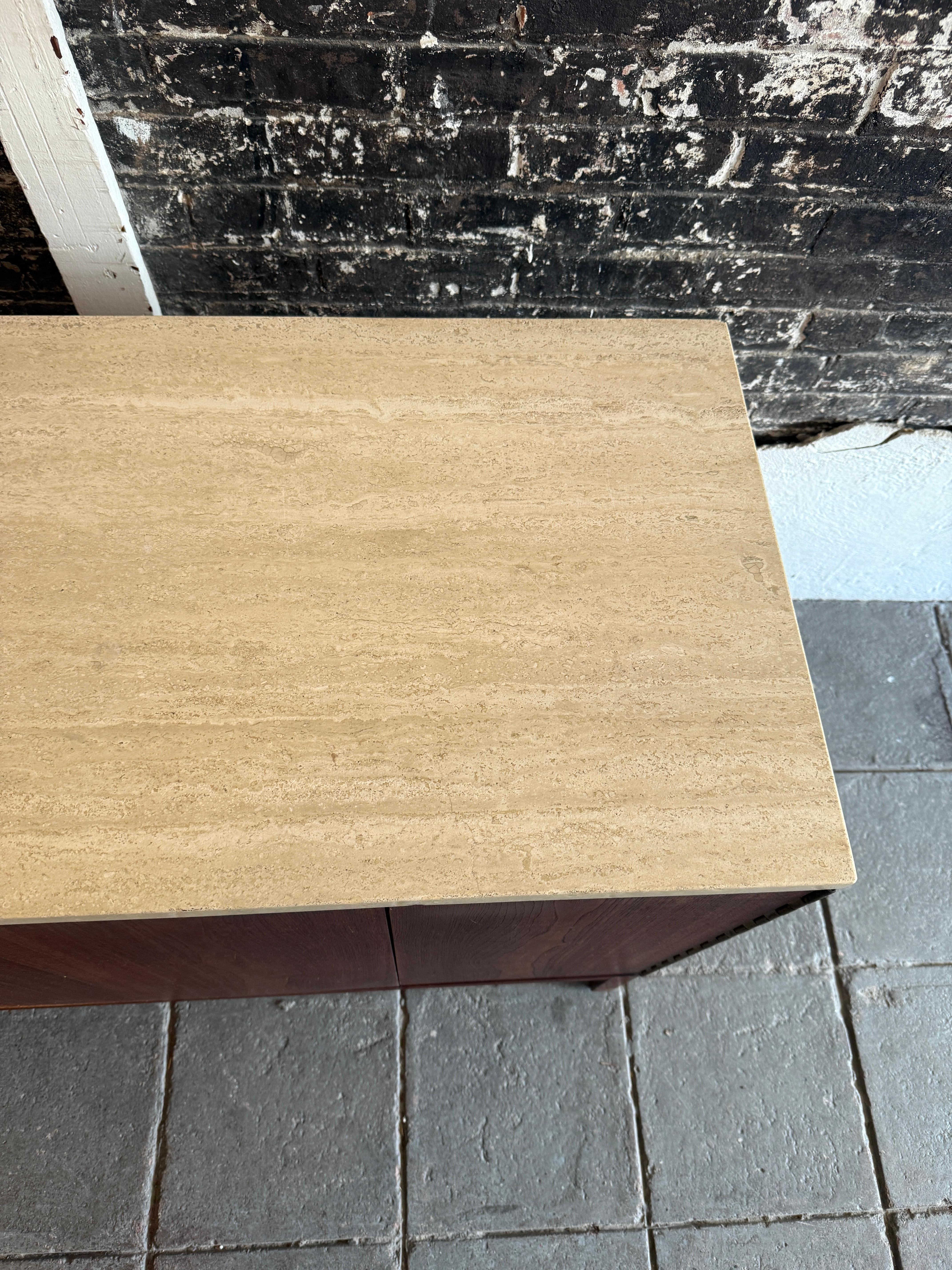 Falegnameria Credenza a 8 cassetti in noce travertino di Paul McCobb del metà del secolo scorso in vendita