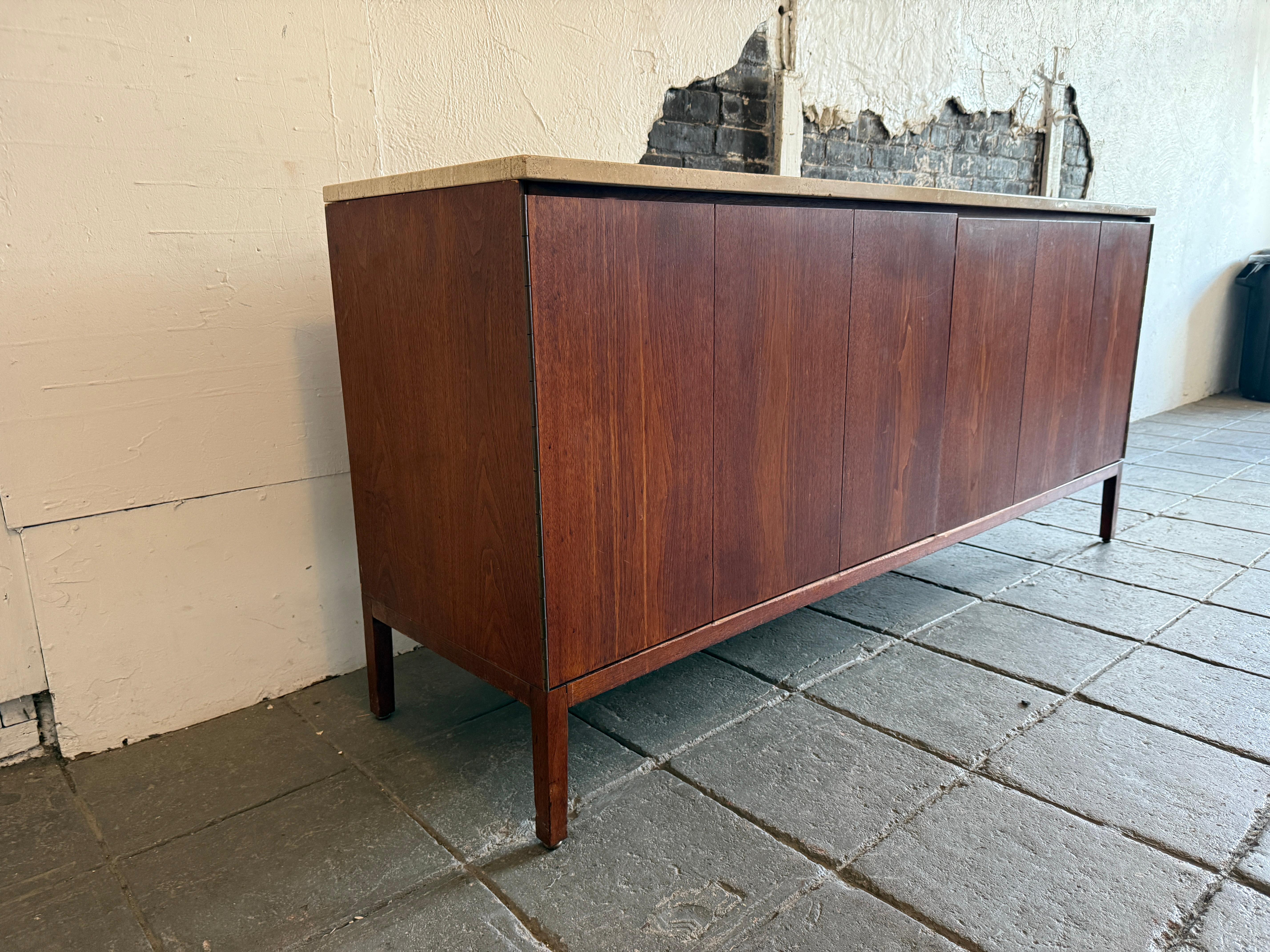 Credenza a 8 cassetti in noce travertino di Paul McCobb del metà del secolo scorso In condizioni buone in vendita a Brooklyn, NY