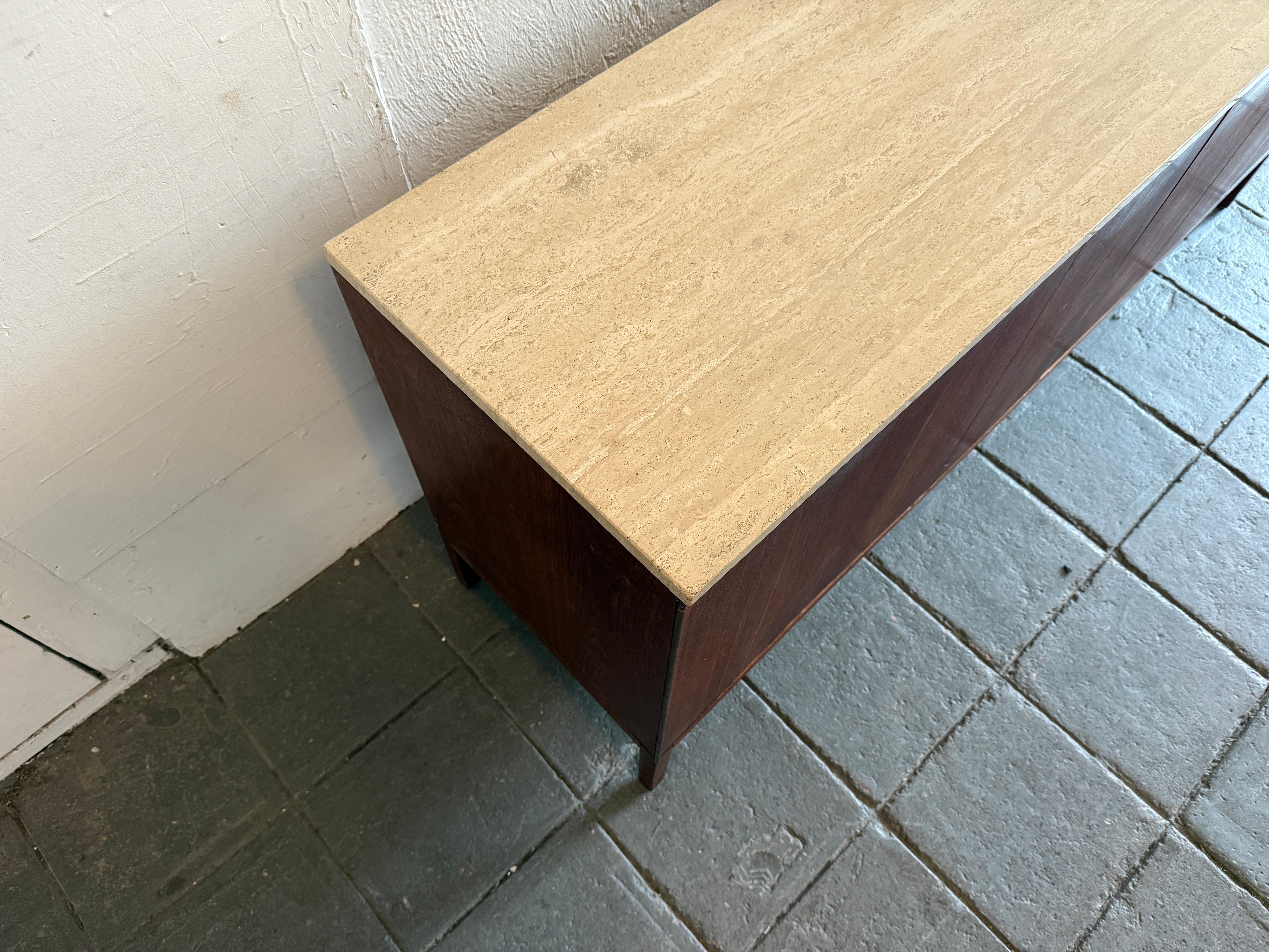 XX secolo Credenza a 8 cassetti in noce travertino di Paul McCobb del metà del secolo scorso in vendita