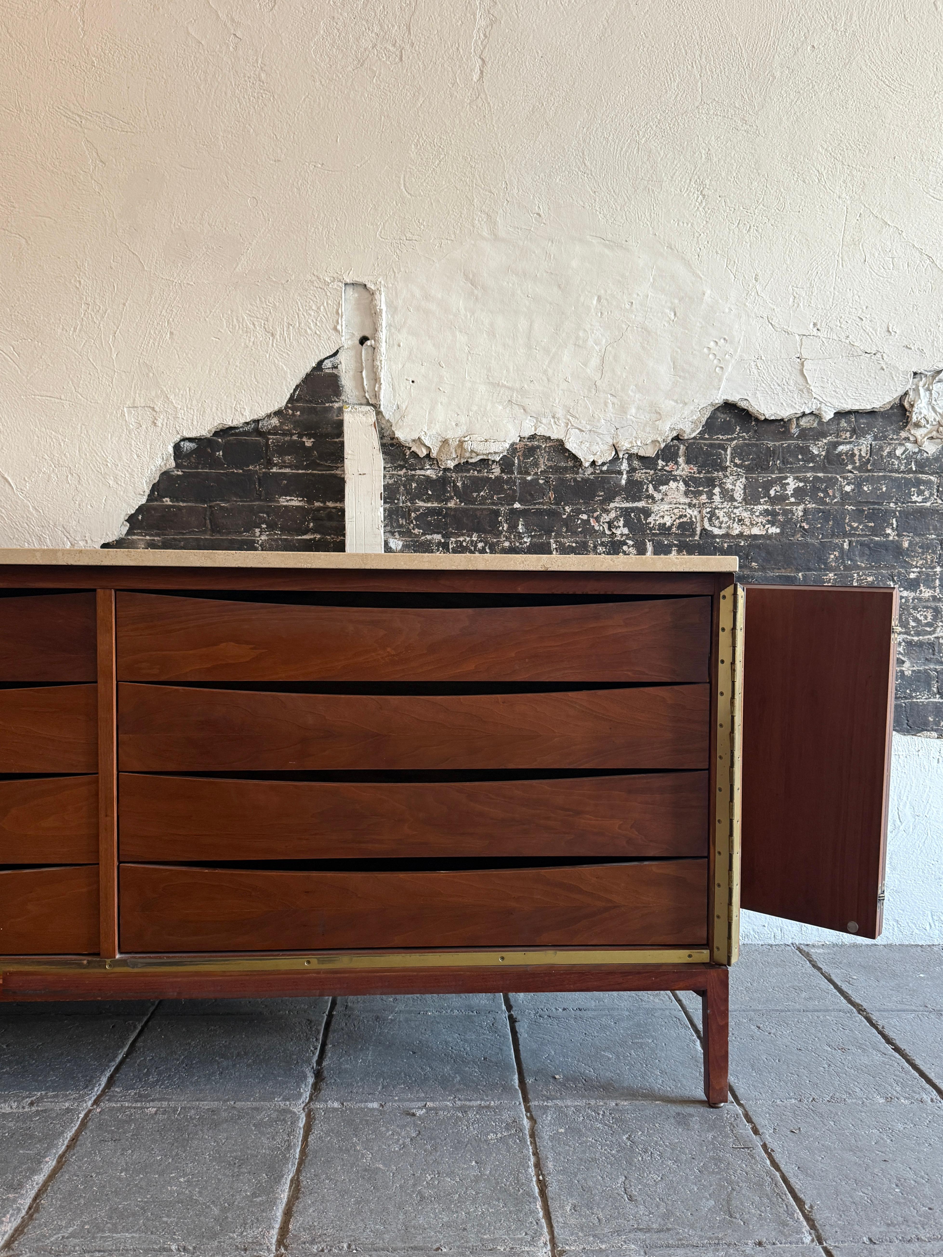 Ottone Credenza a 8 cassetti in noce travertino di Paul McCobb del metà del secolo scorso in vendita