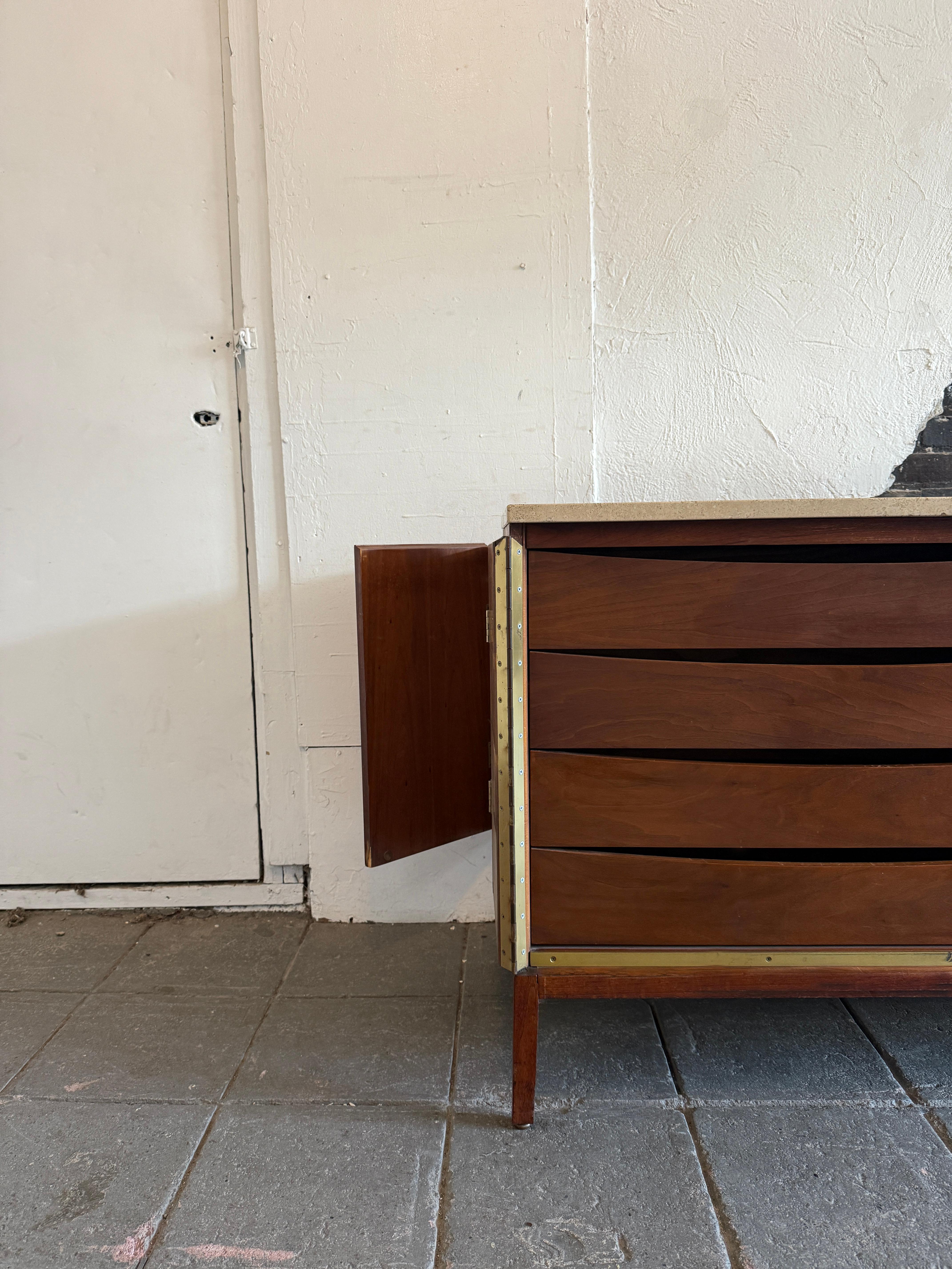 Credenza a 8 cassetti in noce travertino di Paul McCobb del metà del secolo scorso in vendita 1