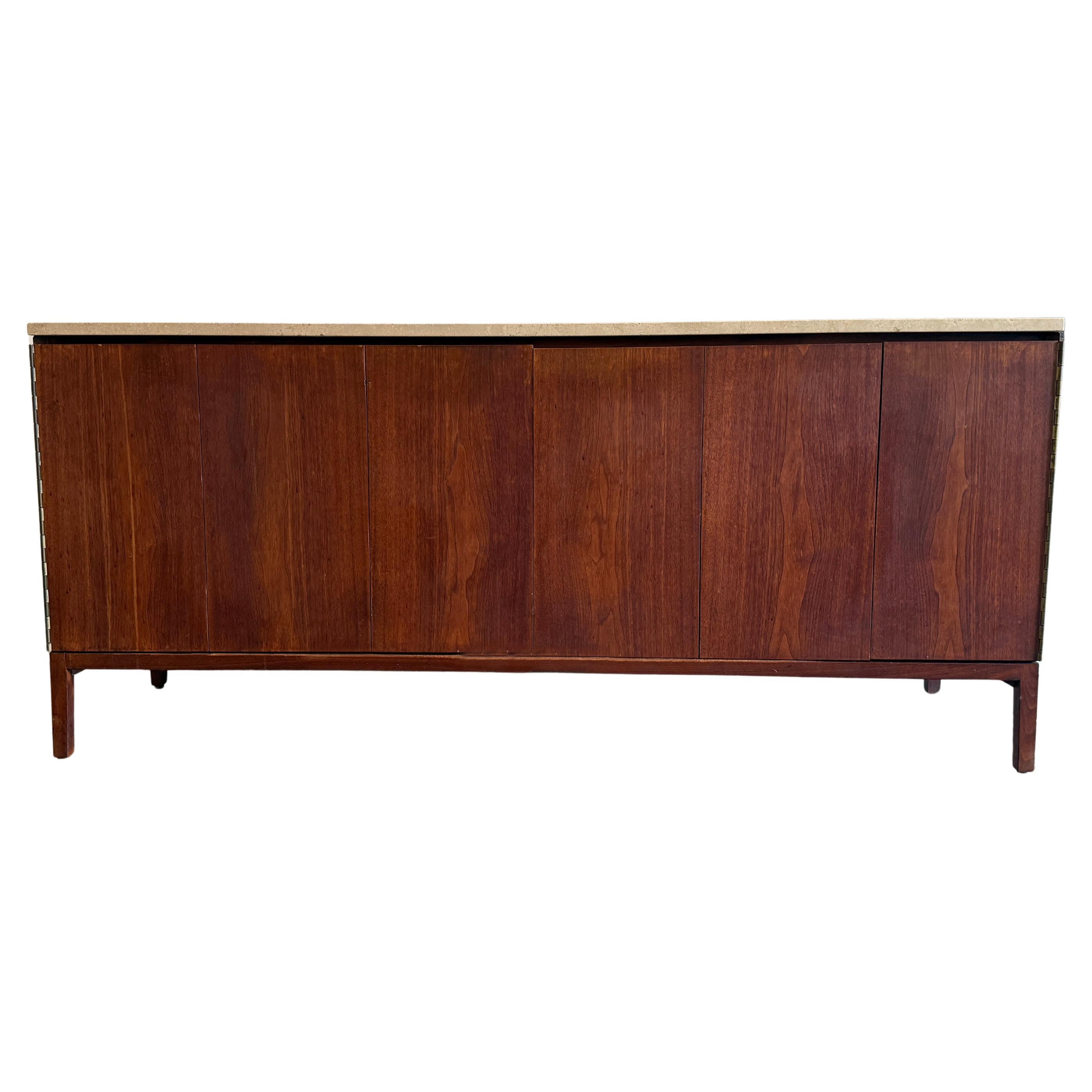 Credenza a 8 cassetti in noce travertino di Paul McCobb del metà del secolo scorso