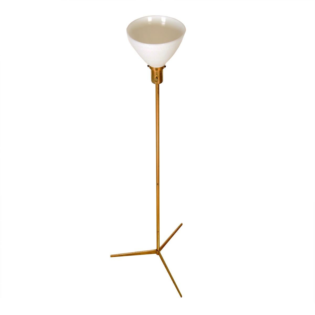 Des détails subtils font de cette lampe torchère de Paul McCobb un classique du MCM. Une lampe ouverte en verre de lait est perchée sur un mât en laiton avec une base à trois branches.

