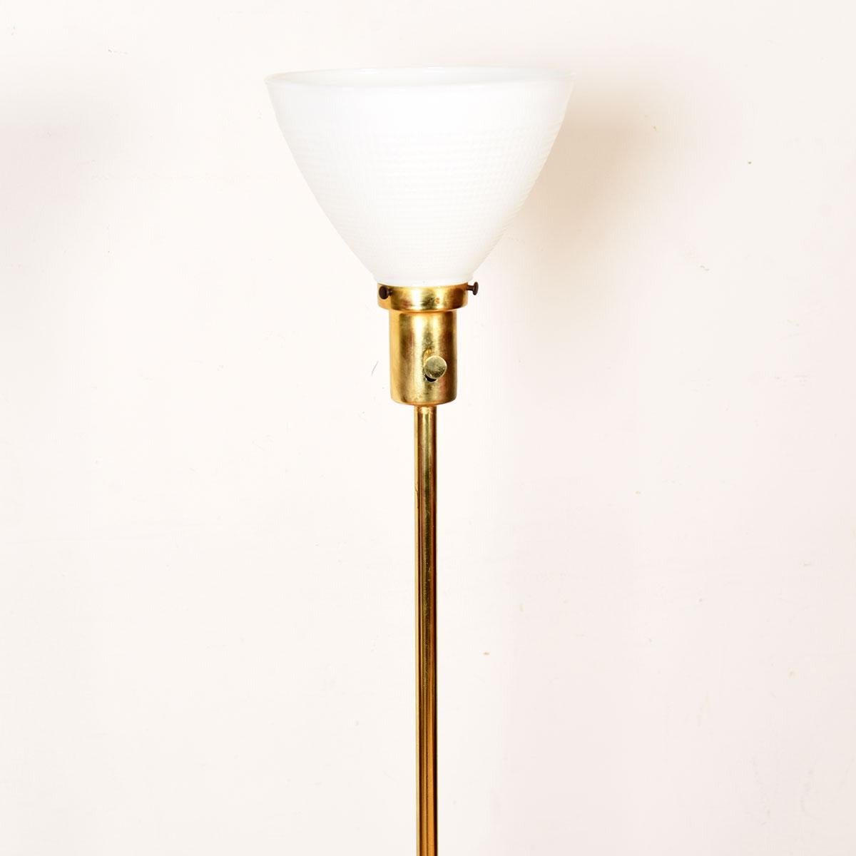 Mid-Century Modern Lampe d'appoint 'Torchère' tripode en laiton du milieu du siècle Paul McCobb en vente