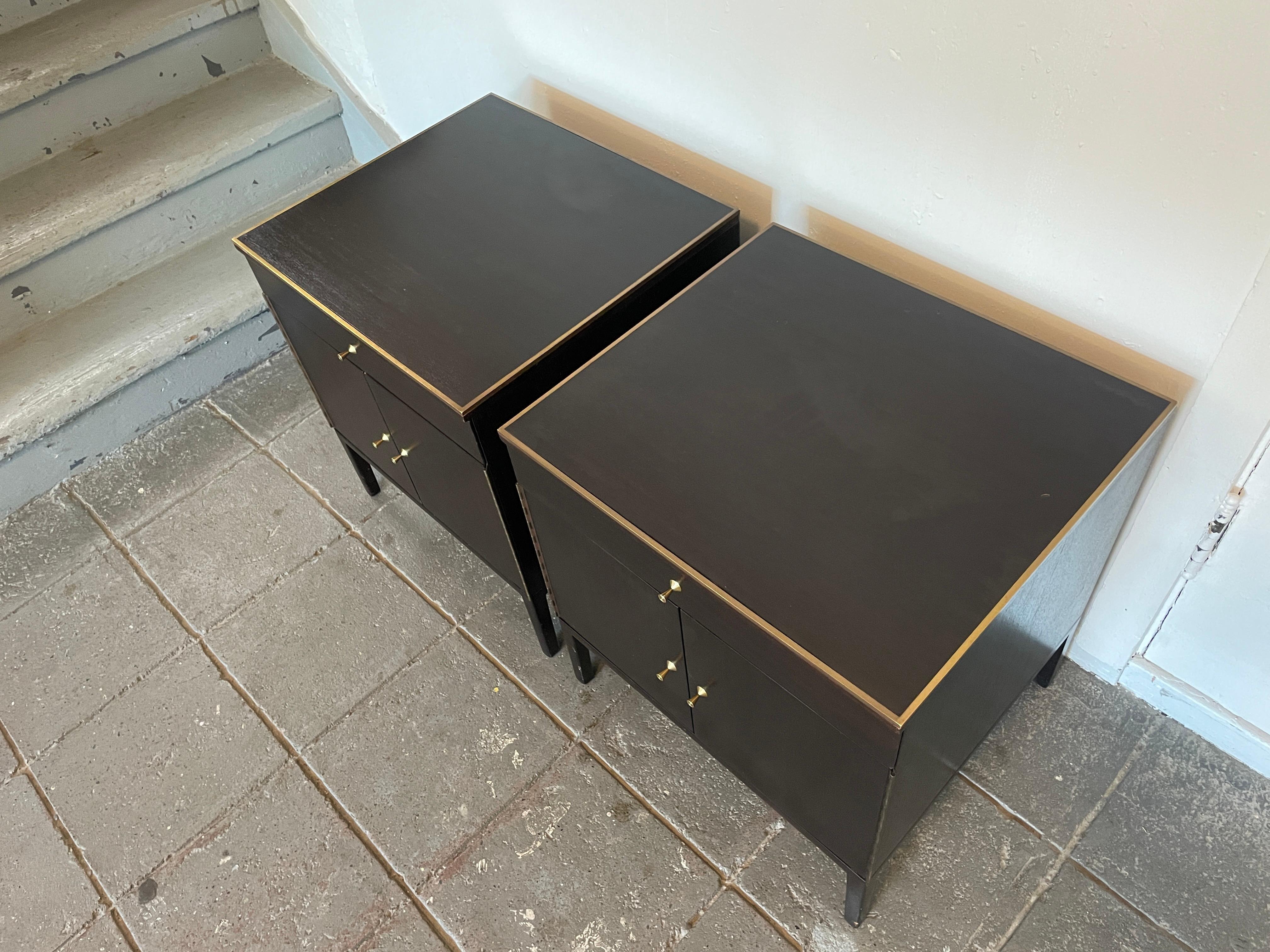 Mid-Century Modern Mid-Century Paul McCobb Calvin #7700 Tables de nuit Garniture en laiton Acajou foncé en vente