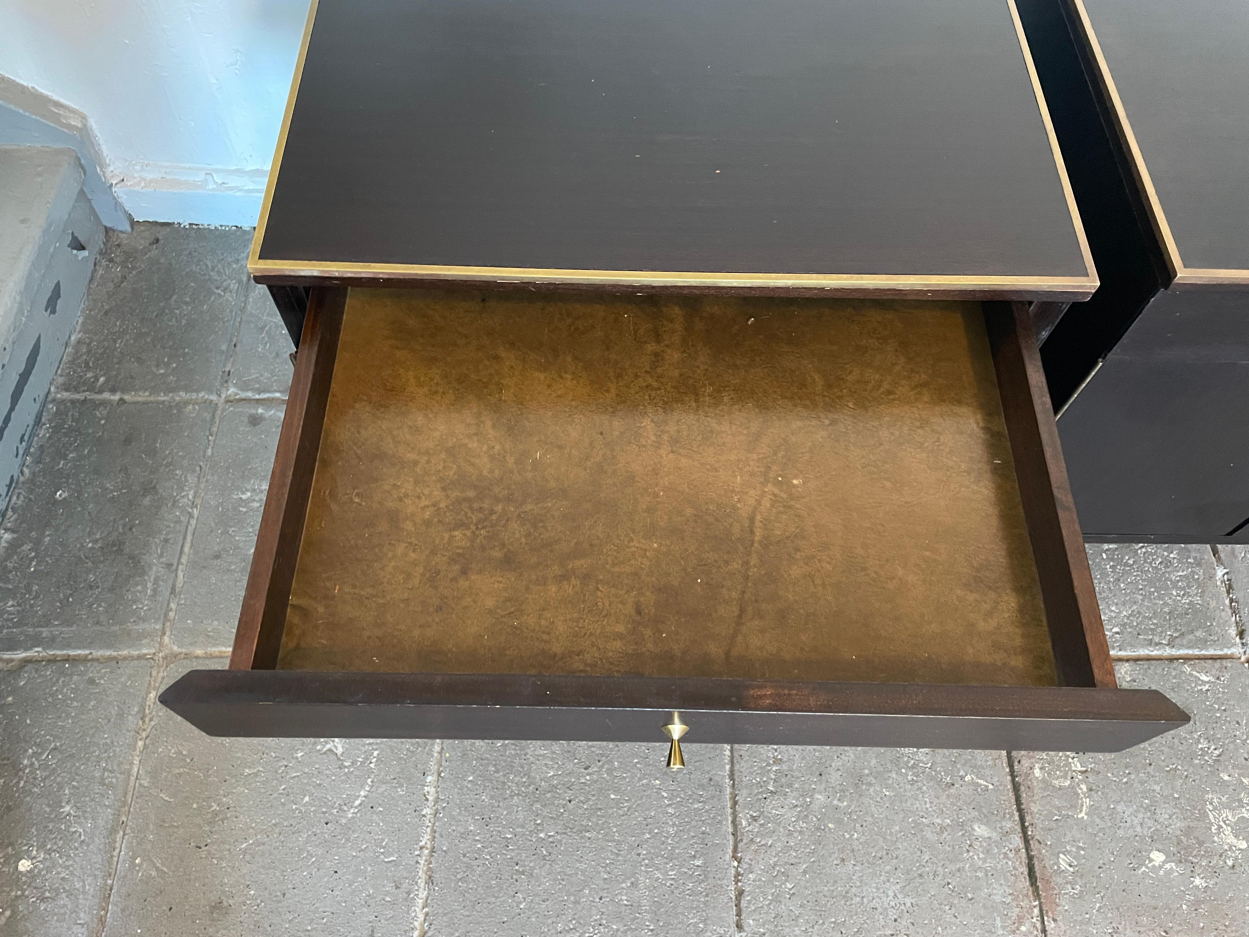 Américain Mid-Century Paul McCobb Calvin #7700 Tables de nuit Garniture en laiton Acajou foncé en vente