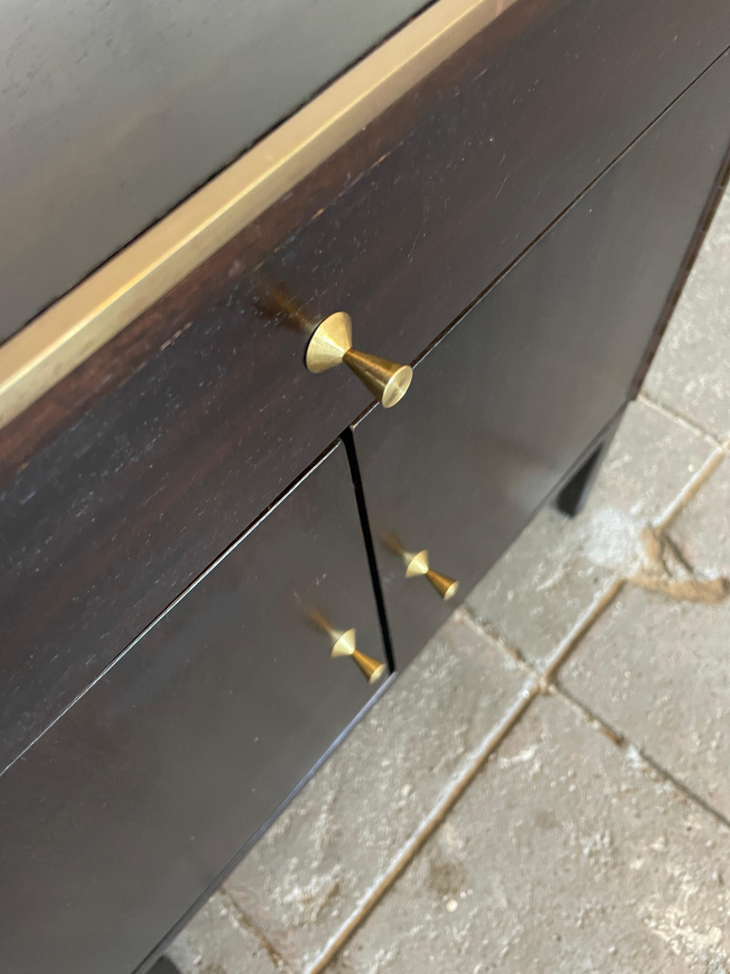 Travail du bois Mid-Century Paul McCobb Calvin #7700 Tables de nuit Garniture en laiton Acajou foncé en vente