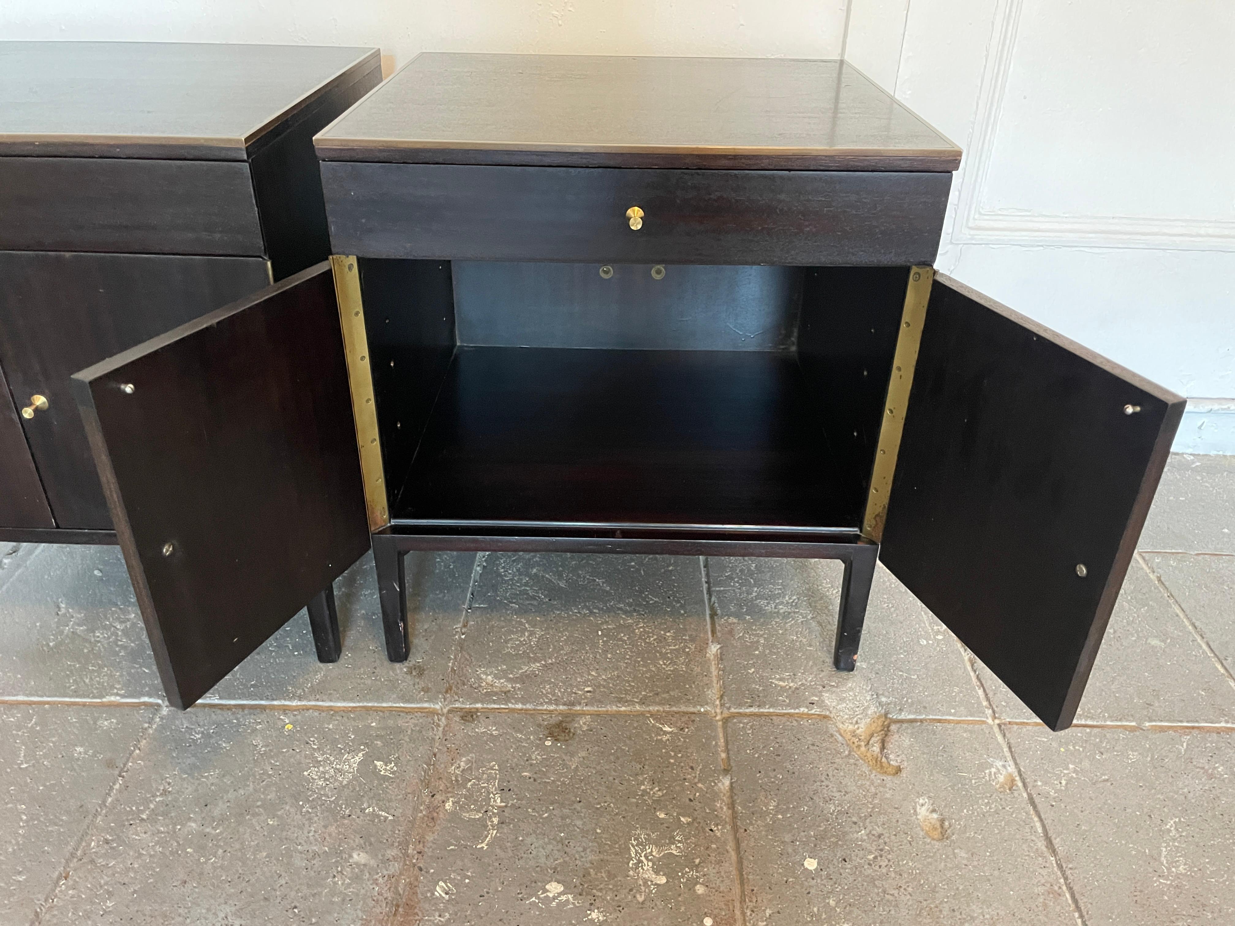 20ième siècle Mid-Century Paul McCobb Calvin #7700 Tables de nuit Garniture en laiton Acajou foncé en vente