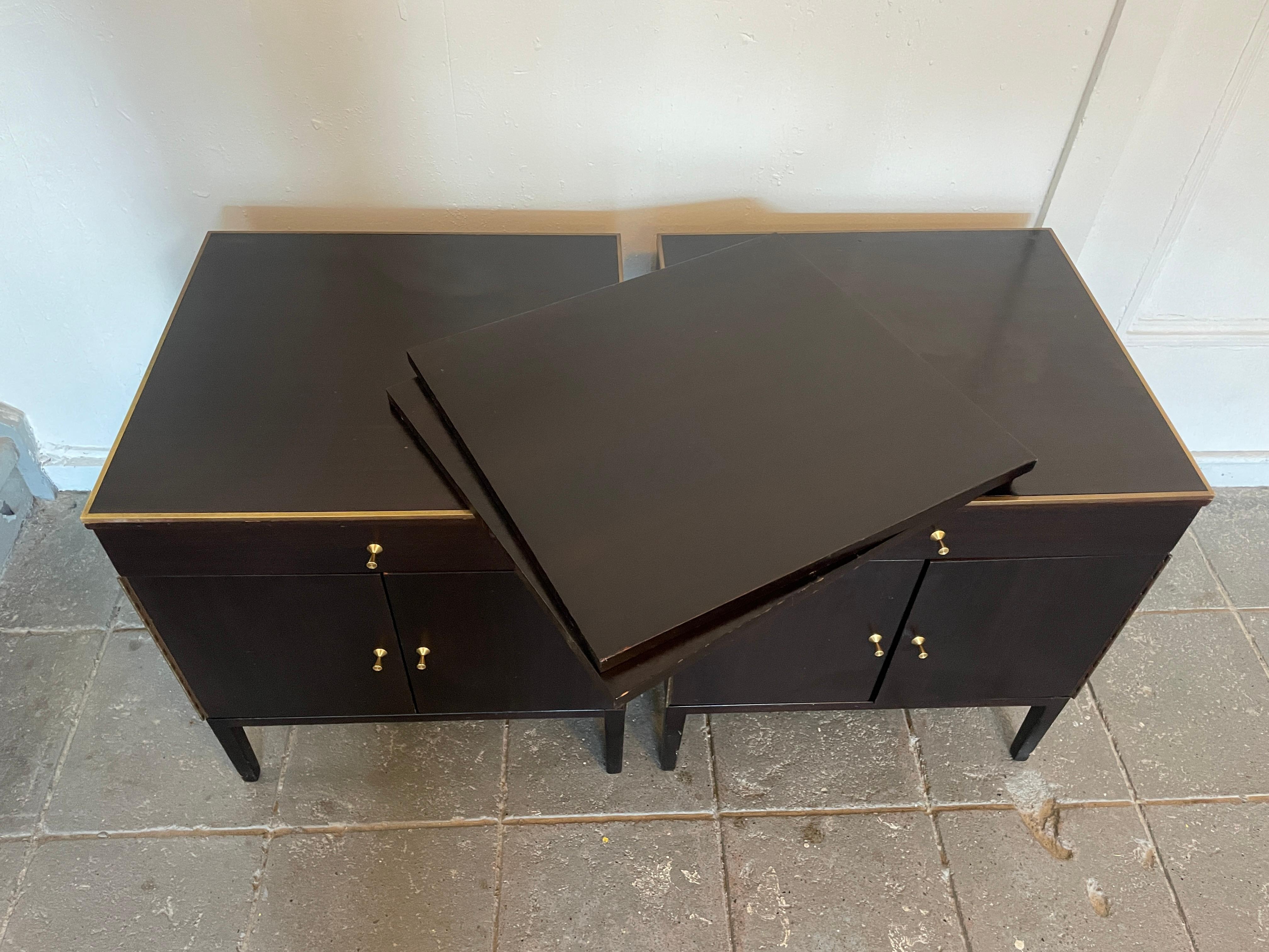 Laiton Mid-Century Paul McCobb Calvin #7700 Tables de nuit Garniture en laiton Acajou foncé en vente