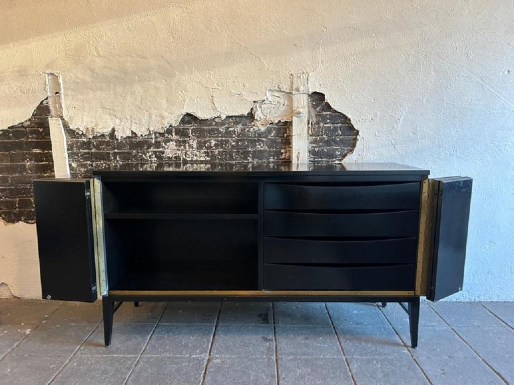 Credenza Paul McCobb Calvin di metà secolo in ottone e lacca nera con piano d'appoggio in vendita 3