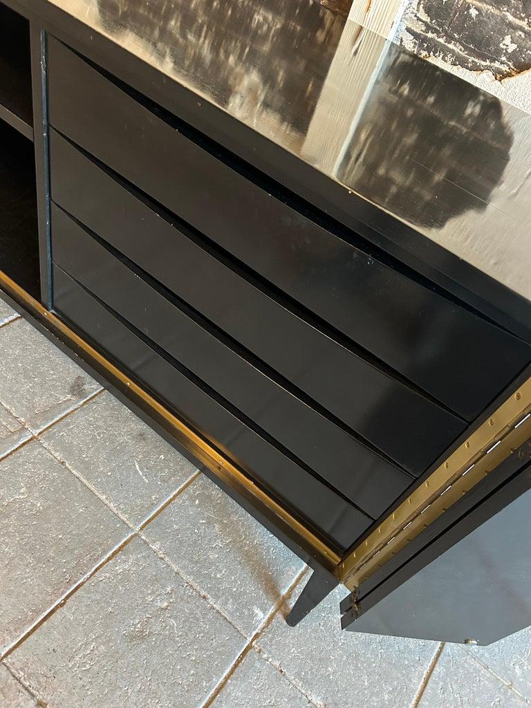 Credenza Paul McCobb Calvin di metà secolo in ottone e lacca nera con piano d'appoggio in vendita 4