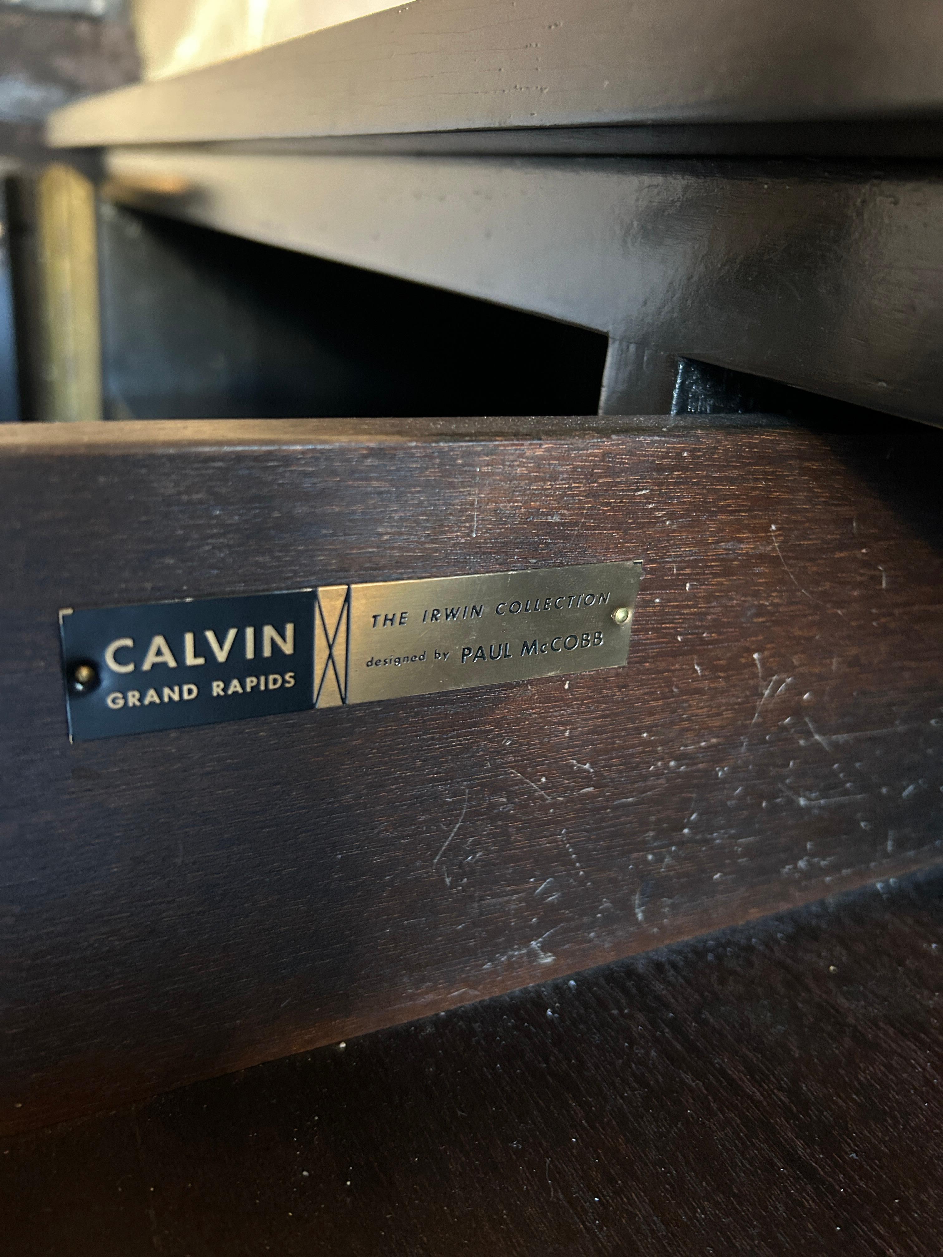 Crédence Calvin en laiton laqué noir du milieu du siècle de Paul McCobb avec meuble haut en vente 7