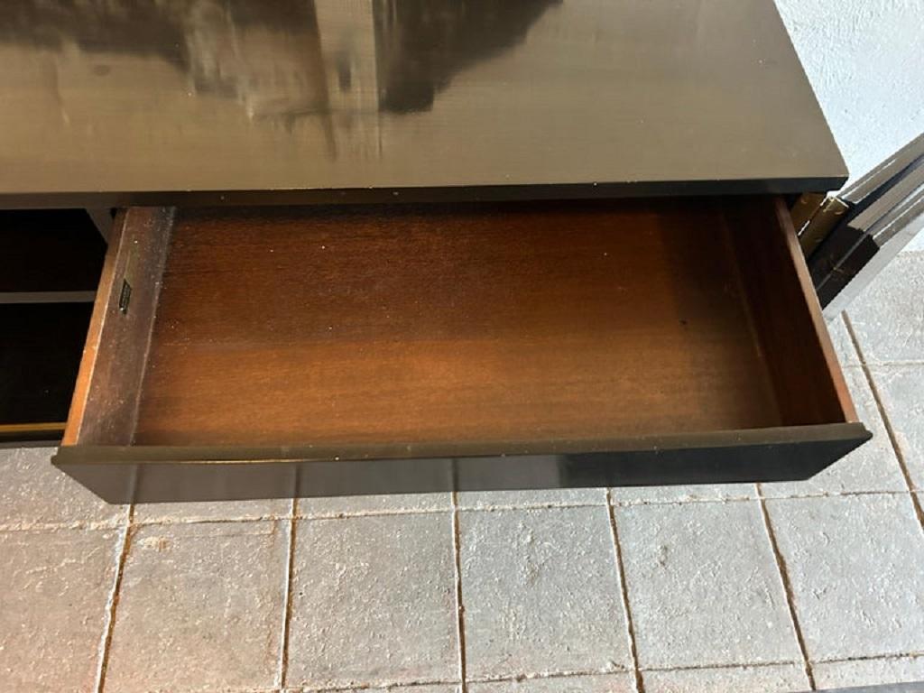 Credenza Paul McCobb Calvin di metà secolo in ottone e lacca nera con piano d'appoggio in vendita 8
