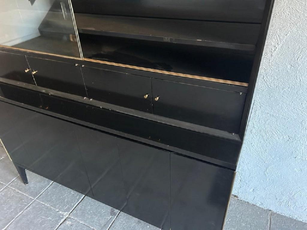Americano Credenza Paul McCobb Calvin di metà secolo in ottone e lacca nera con piano d'appoggio in vendita