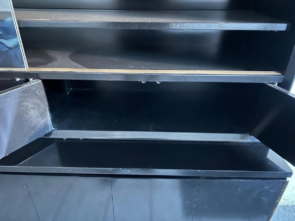 Falegnameria Credenza Paul McCobb Calvin di metà secolo in ottone e lacca nera con piano d'appoggio in vendita