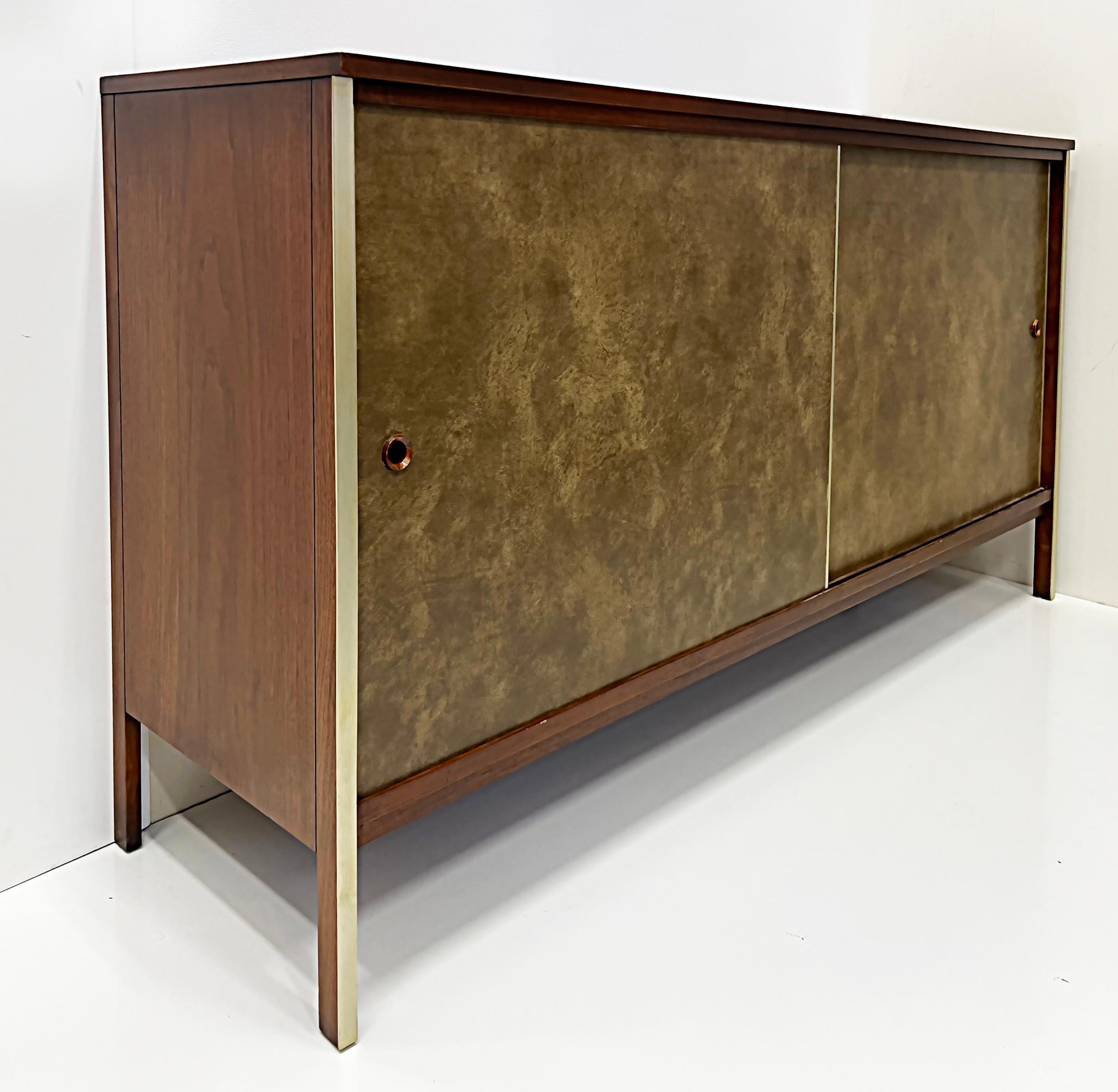 Mid-Century Modern Armoire en noyer et cuir Calvin Line du milieu du siècle Paul McCobb en vente